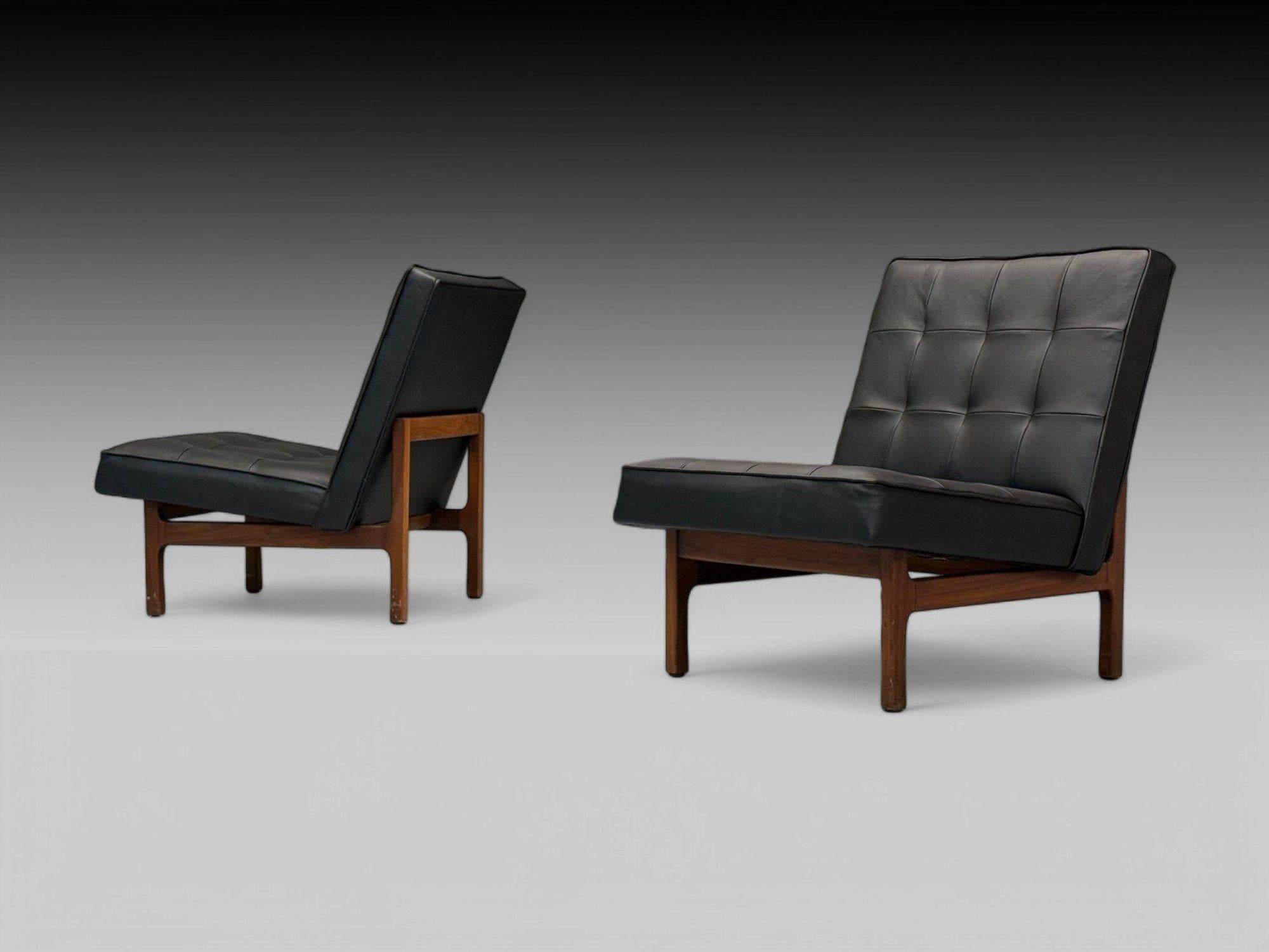 Thayer Coggin, Dänischer Moderner Stil, getuftetes schwarzes Leder, Lounge-Stühle, USA, 21.

Ein Paar dänische Pantoffelstühle im modernen Stil der Jahrhundertmitte, hergestellt von Thayer Coggin in North Carolina. Jedes Exemplar verfügt über ein