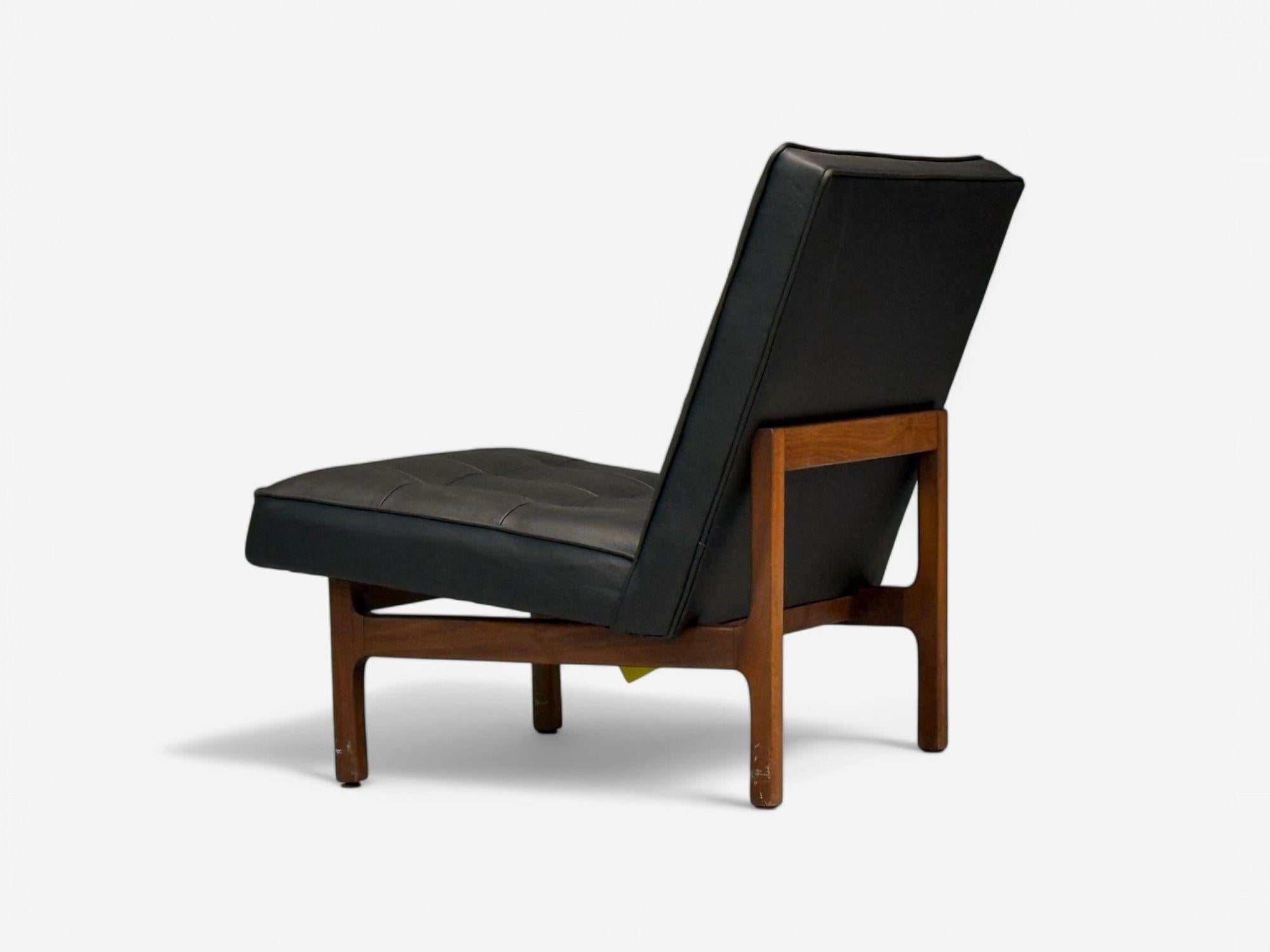 Thayer Coggin, dänischer moderner Stil, getuftetes schwarzes Leder, Loungesessel, 21. Jahrhundert. (amerikanisch) im Angebot
