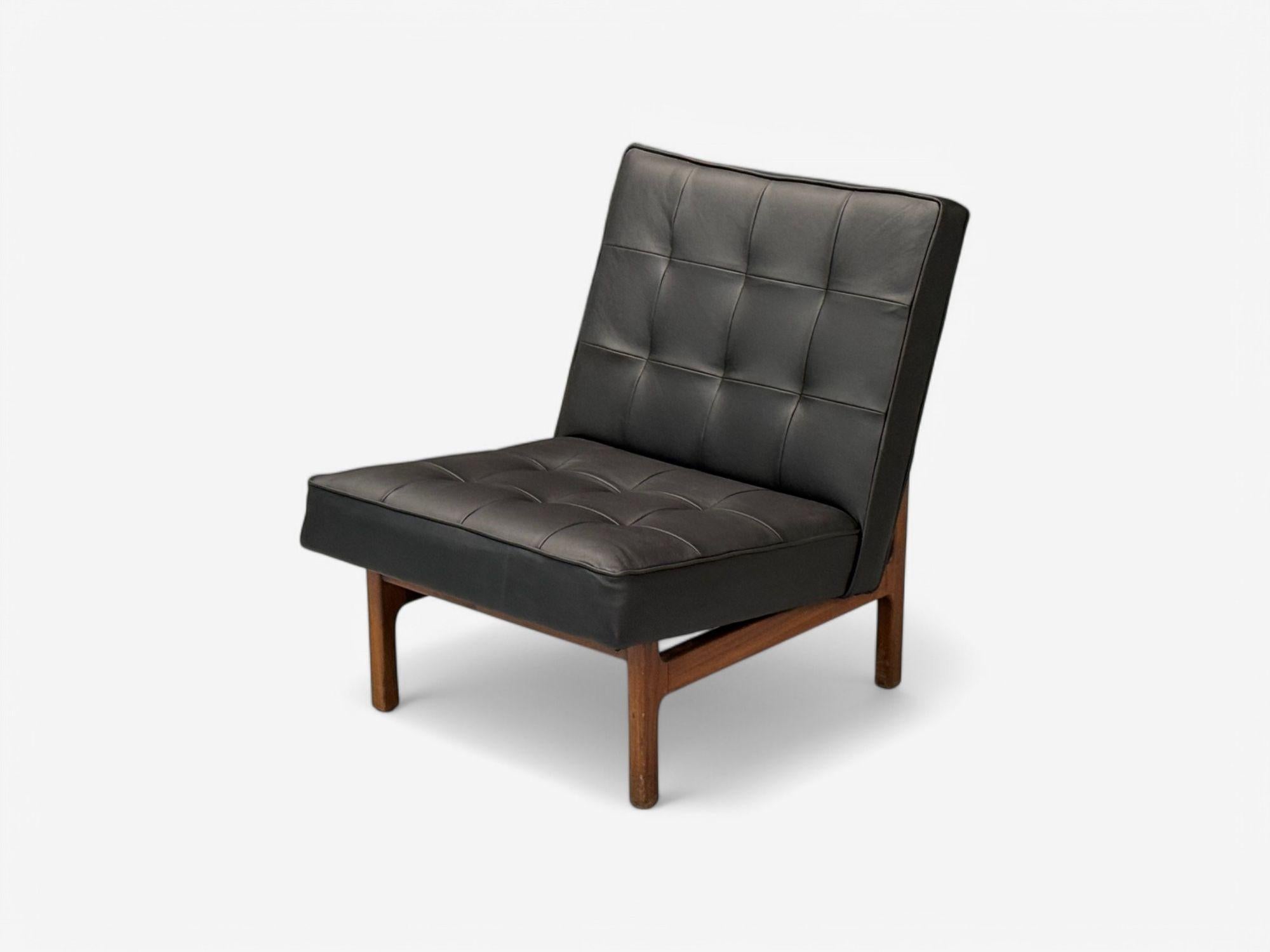 Thayer Coggin, dänischer moderner Stil, getuftetes schwarzes Leder, Loungesessel, 21. Jahrhundert. (21. Jahrhundert und zeitgenössisch) im Angebot