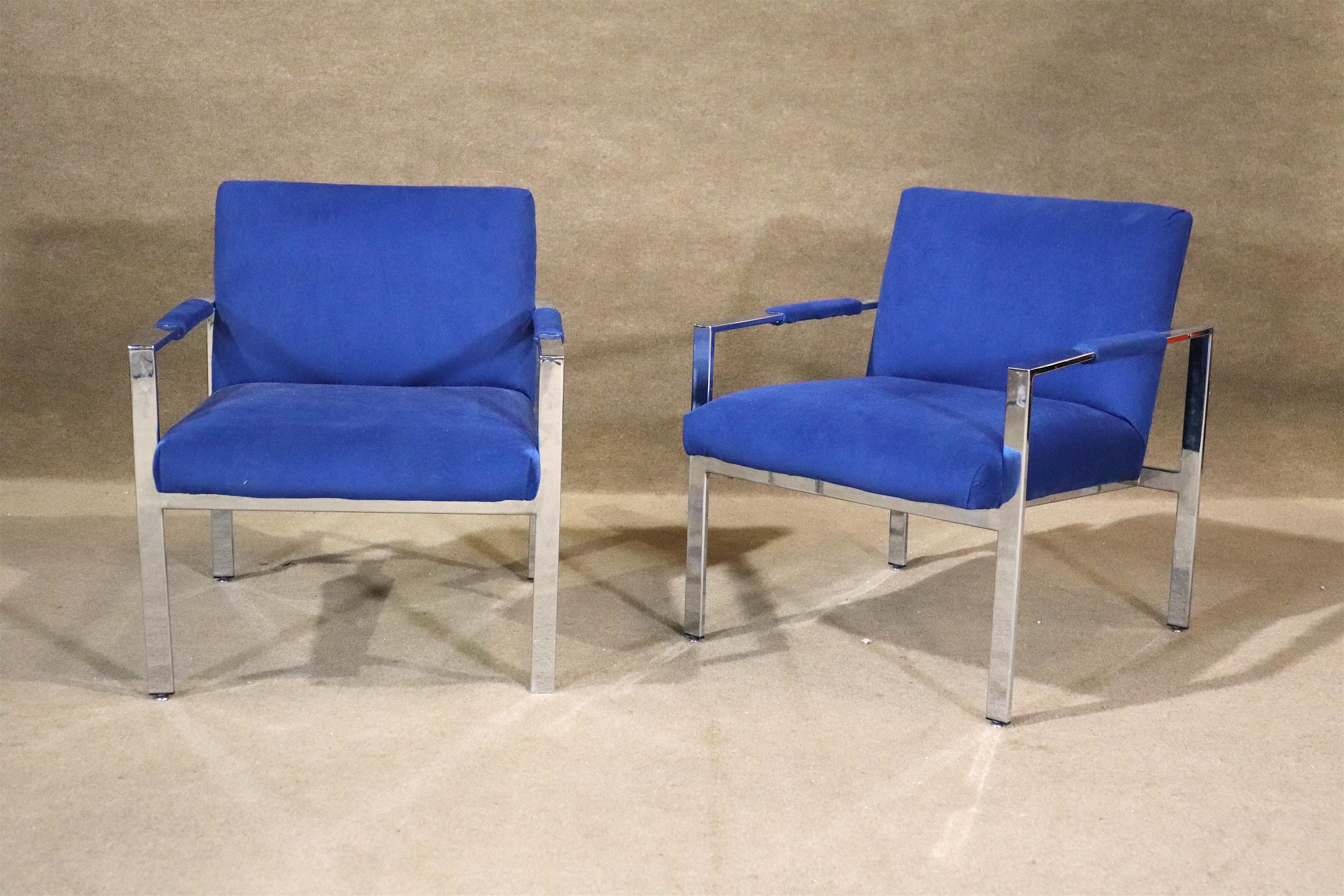 Paire de chaises de salon simples en métal avec des armatures plates en chrome poli. Siège flottant d'une seule pièce avec accoudoirs rembourrés.
Veuillez confirmer le lieu NY ou NJ