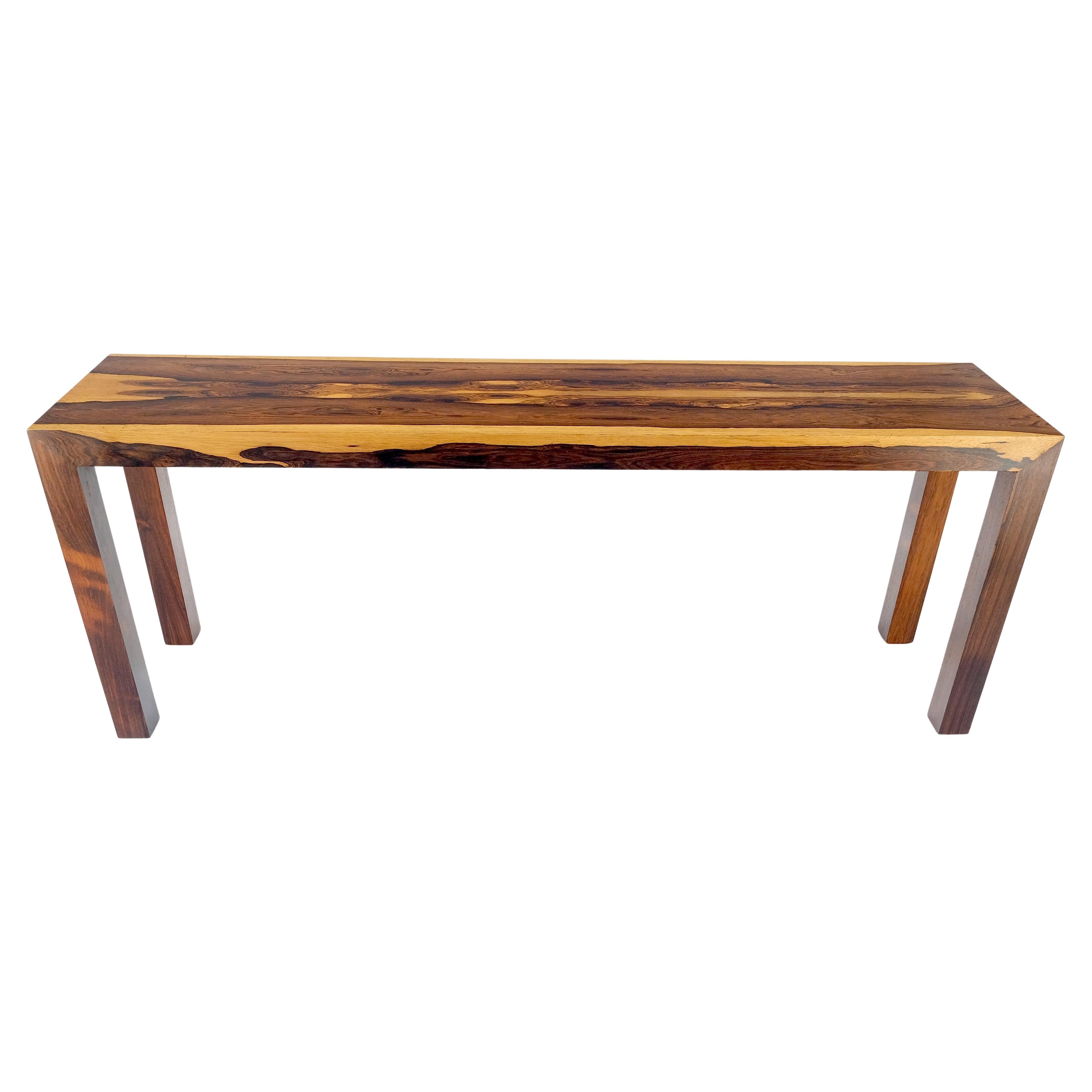 Pareja de sillones de salón con brazos tallados de Bernhardt Estilo Regencia MINT