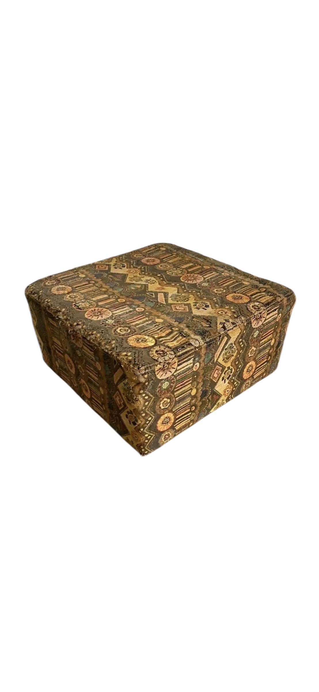 Questo pouf si abbina perfettamente a qualsiasi divano o poltrona con base a zoccolo in noce! Ha bisogno di una nuova tappezzeria e di un cuscino come si vede. 
Invia un messaggio con le tue domande. 