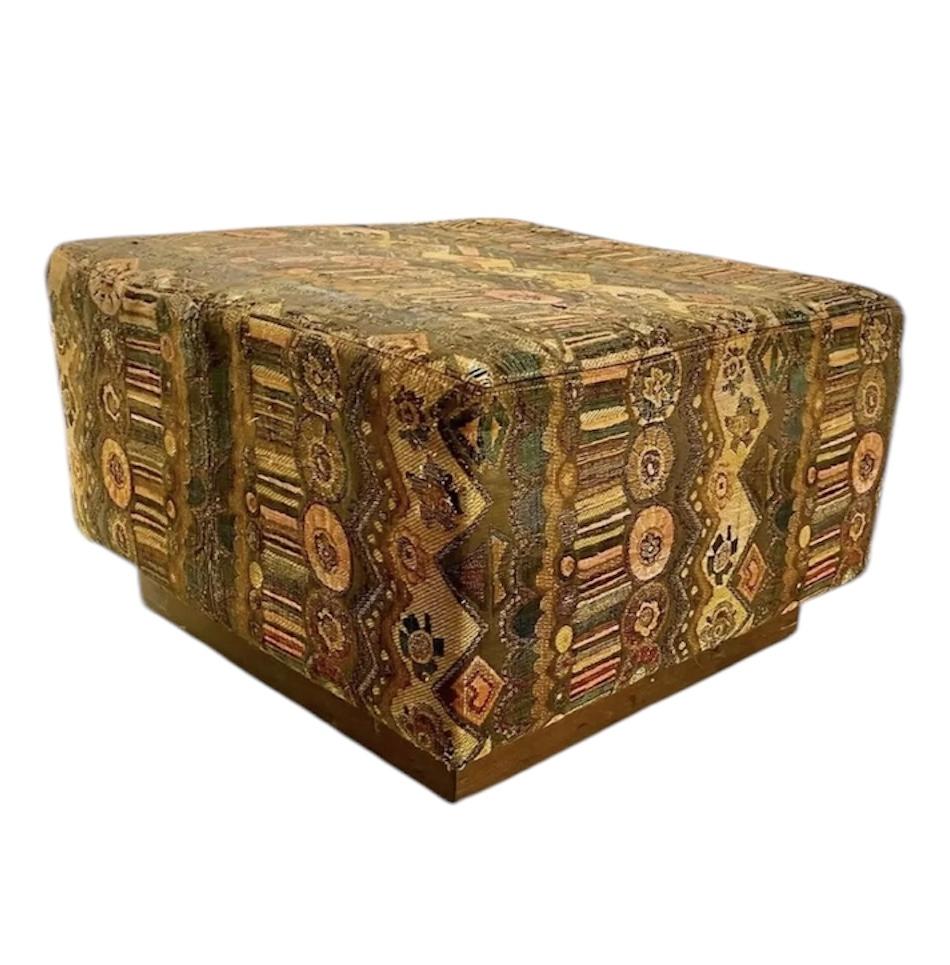 Tessuto Pouf ottomano imbottito con base a plinto in noce Thayer Coggin Milo Baughman in vendita