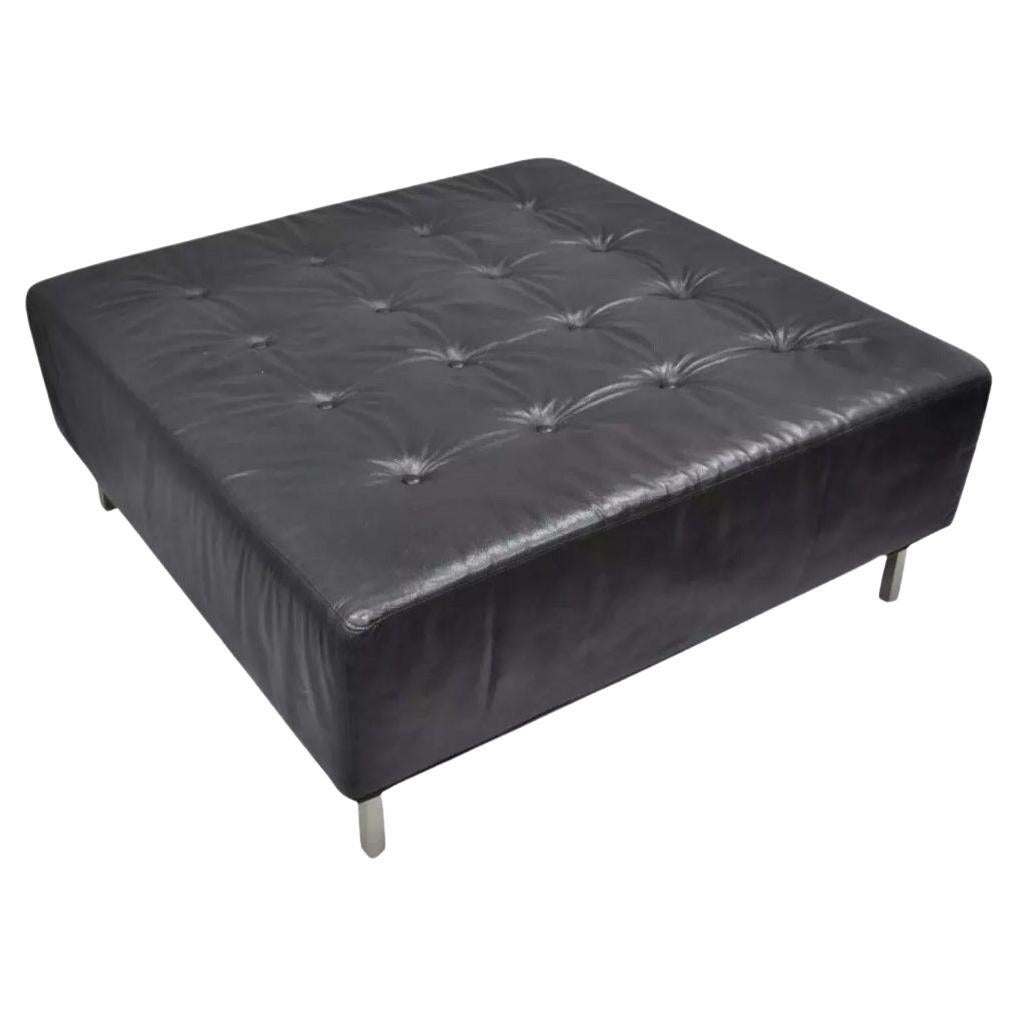 Thayer Coggin - Ottomana quadrata da 40" in pelle nera con inserti in stile Barcellona moderno in vendita