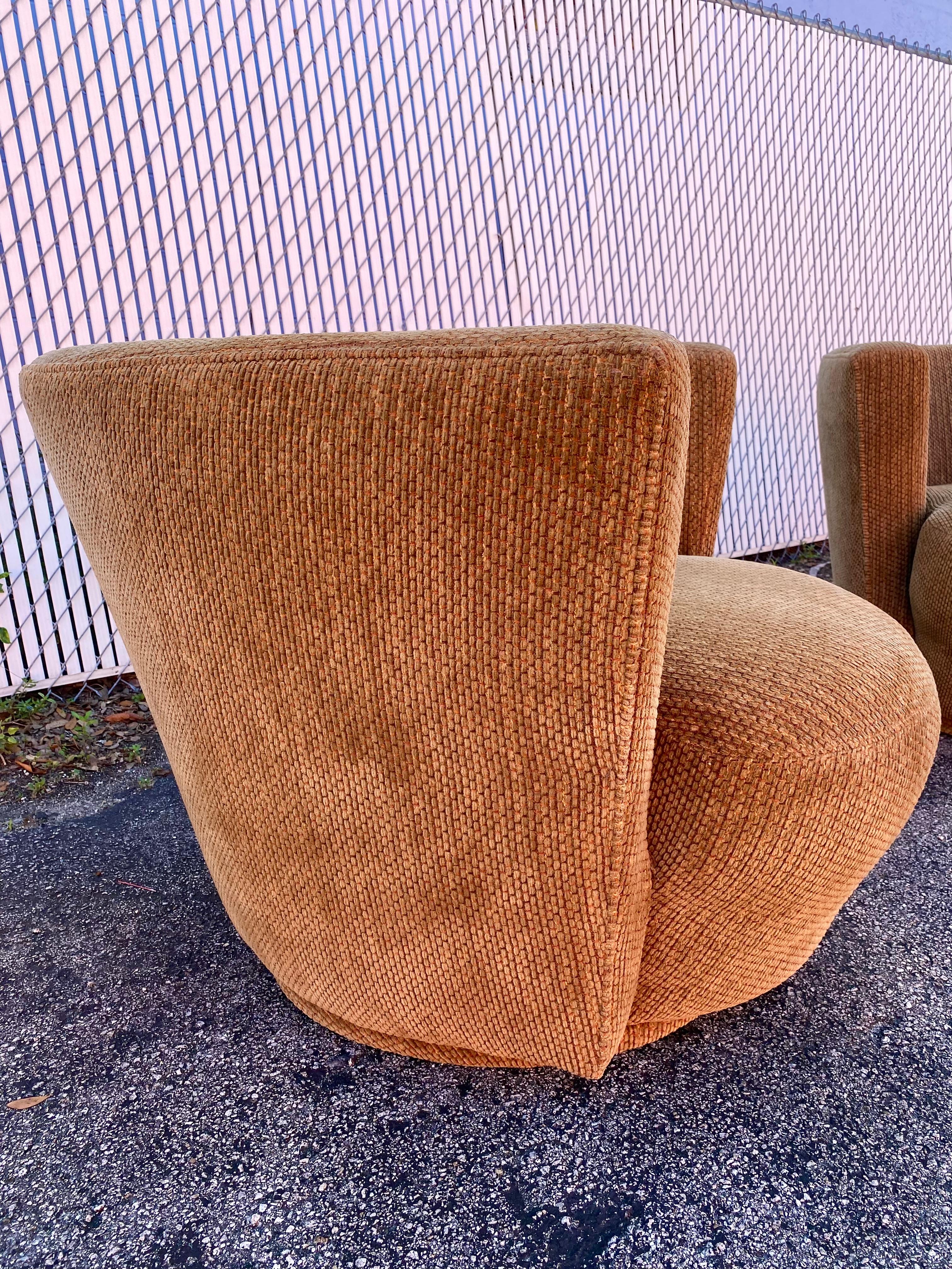 Thayer Coggin ensemble de deux chaises pivotantes sculpturales en forme de tonneau 5