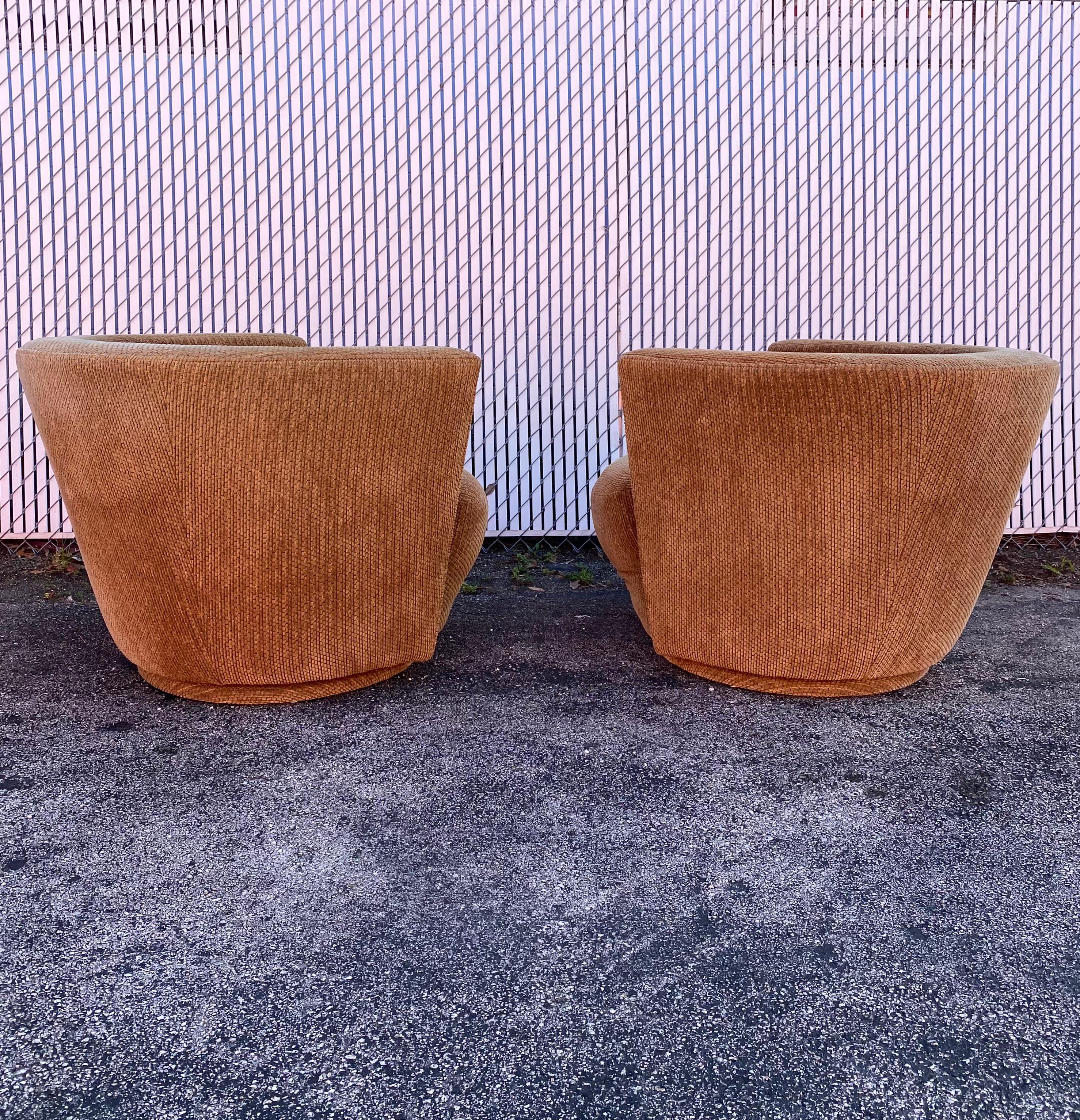 Américain Thayer Coggin ensemble de deux chaises pivotantes sculpturales en forme de tonneau