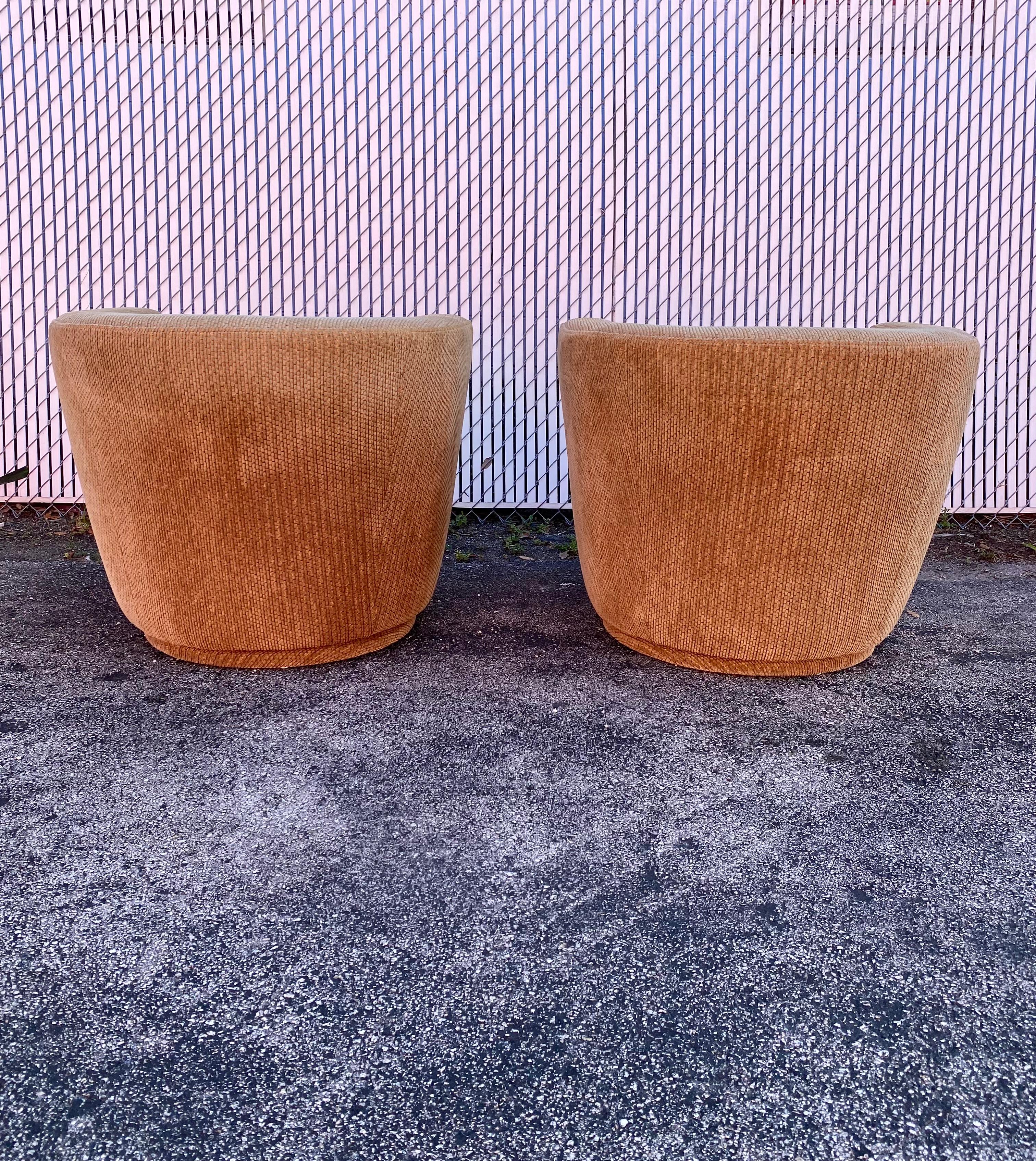 Thayer Coggin ensemble de deux chaises pivotantes sculpturales en forme de tonneau Excellent état à Fort Lauderdale, FL