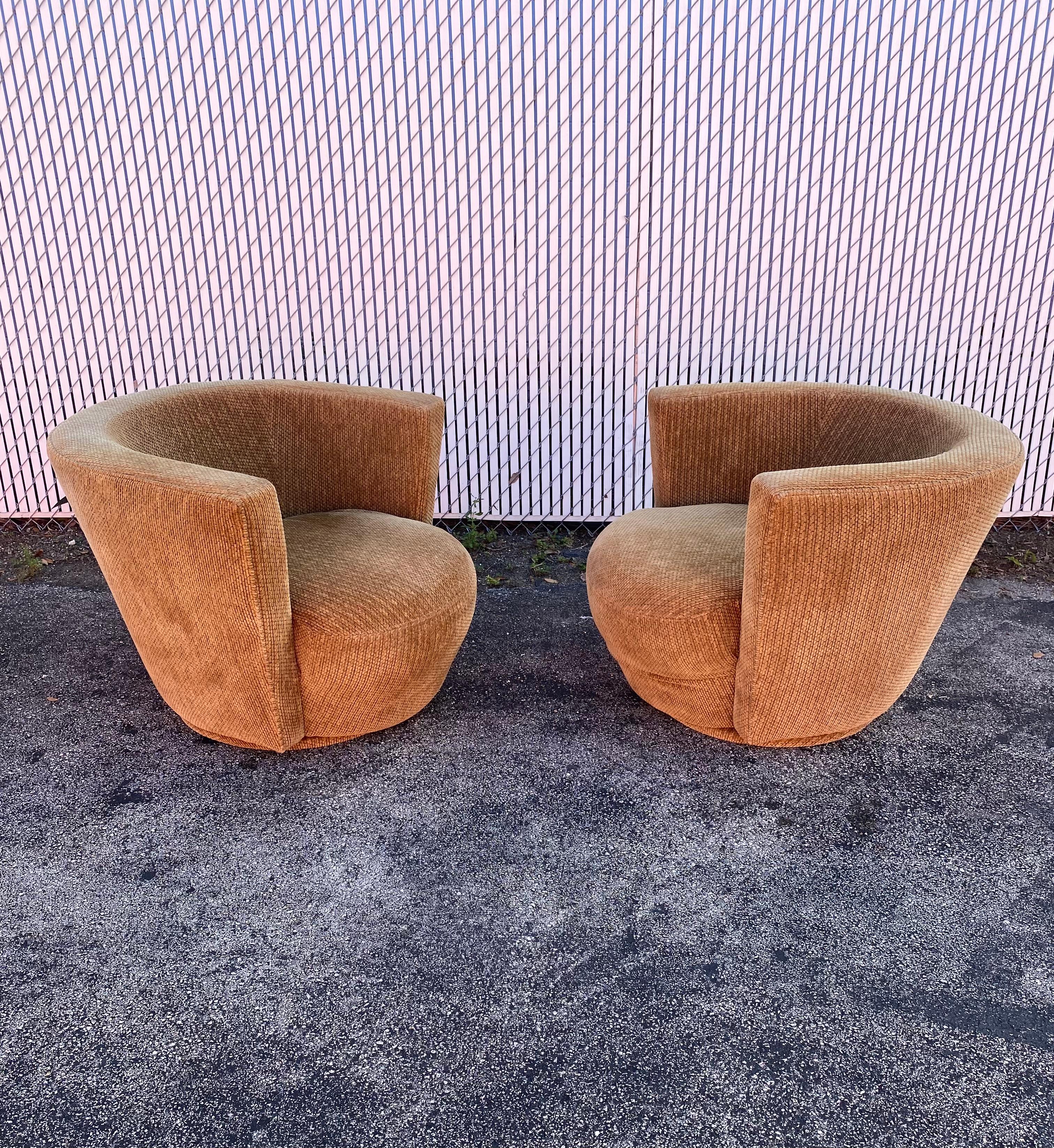XXIe siècle et contemporain Thayer Coggin ensemble de deux chaises pivotantes sculpturales en forme de tonneau
