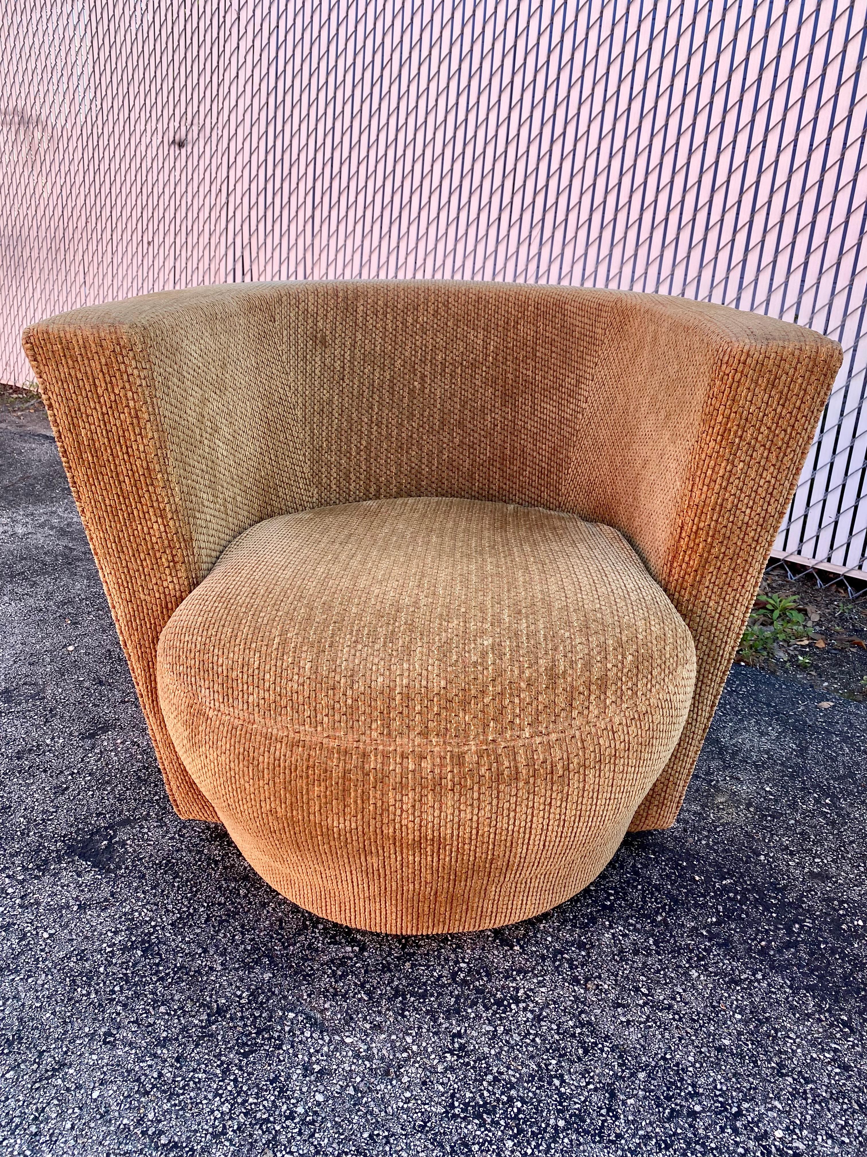 Thayer Coggin ensemble de deux chaises pivotantes sculpturales en forme de tonneau 2