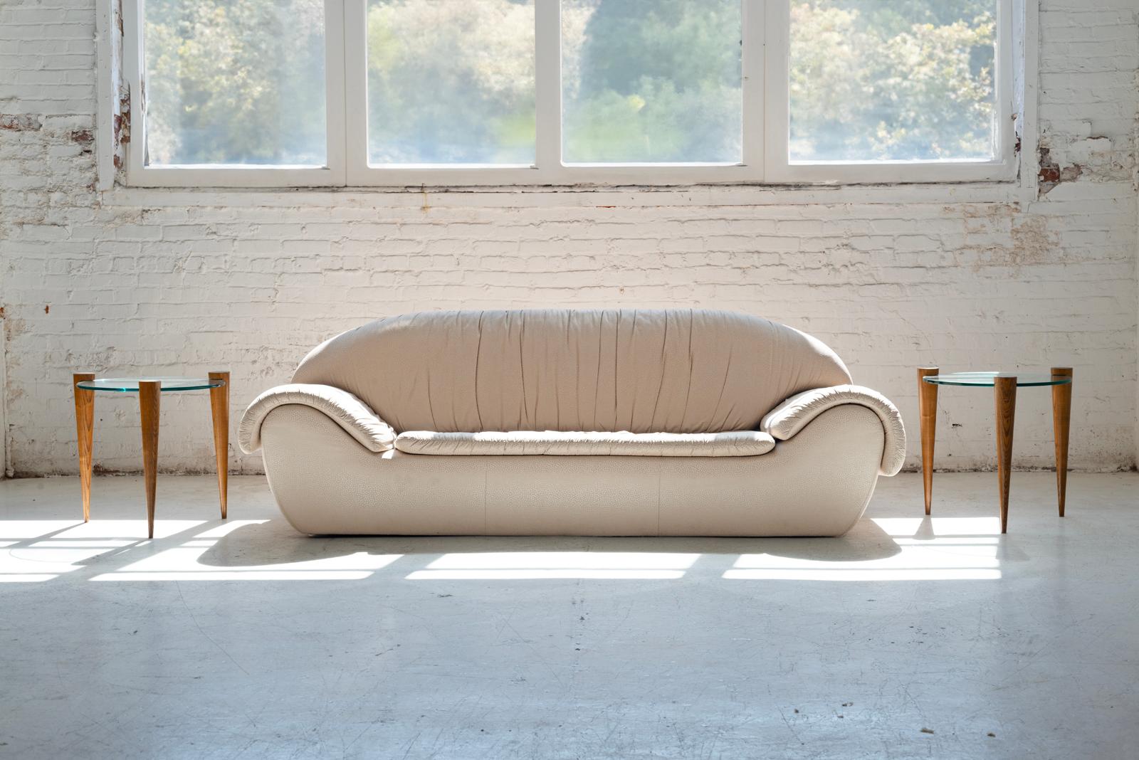 Experimenta el epítome de la comodidad y el estilo refinado con este sofá Thayer Coggin. Su lujoso tejido beige presenta sutiles motas brillantes que captan la luz, añadiendo un toque de discreto glamour a cualquier espacio. Las suaves curvas