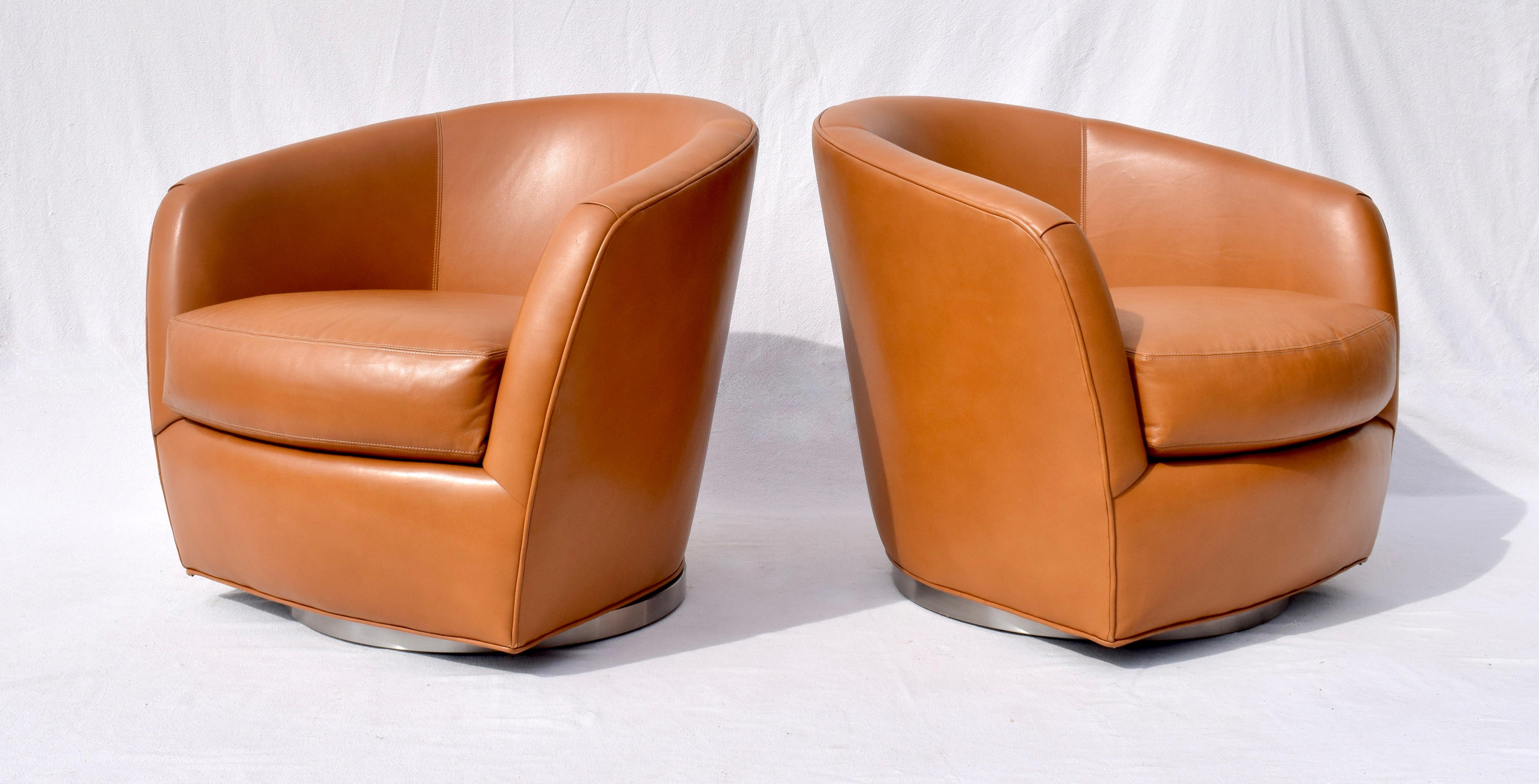 Américain Chaises pivotantes Thayer Coggin en cuir châtaigne en vente