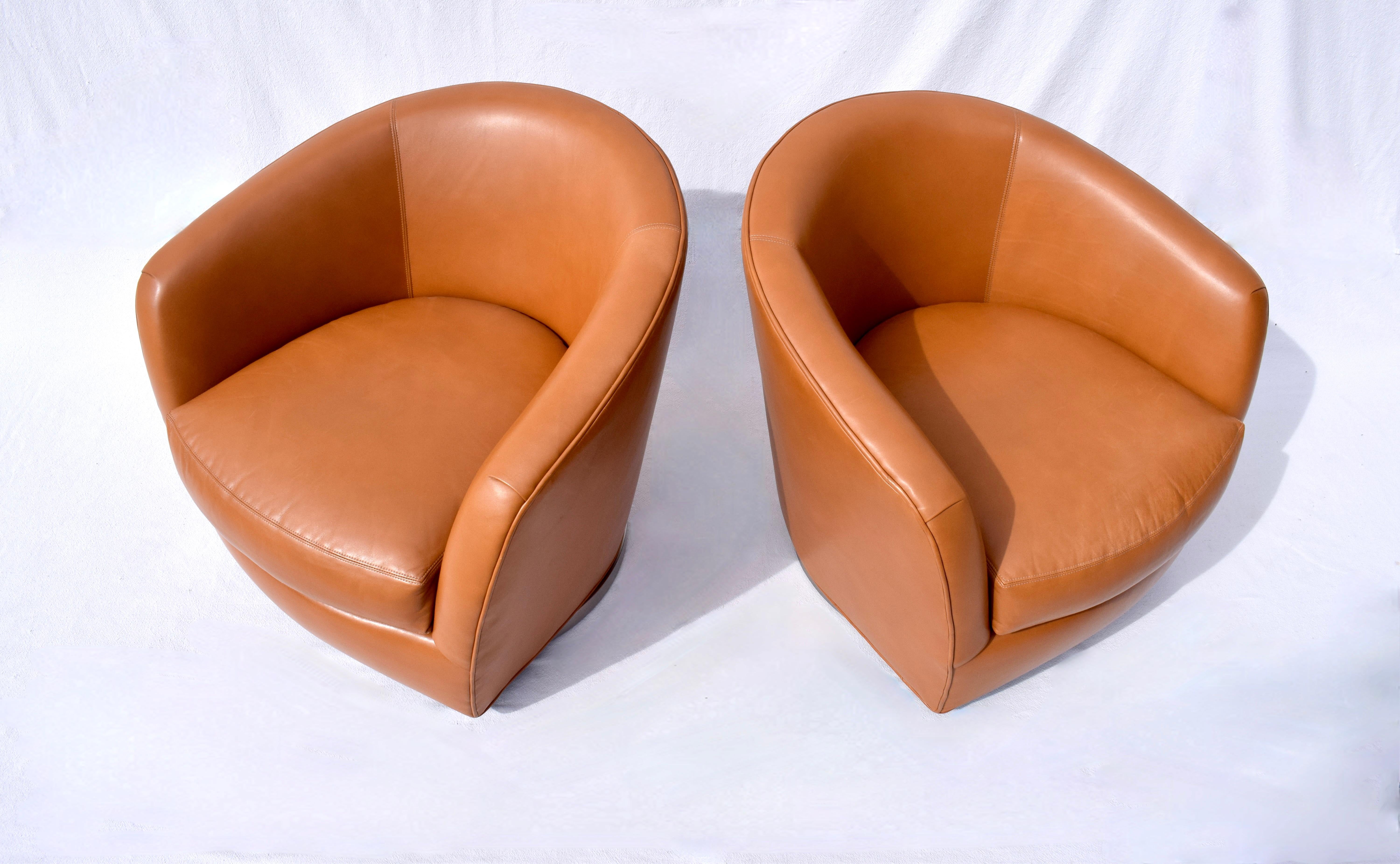 Brossé Chaises pivotantes Thayer Coggin en cuir châtaigne en vente