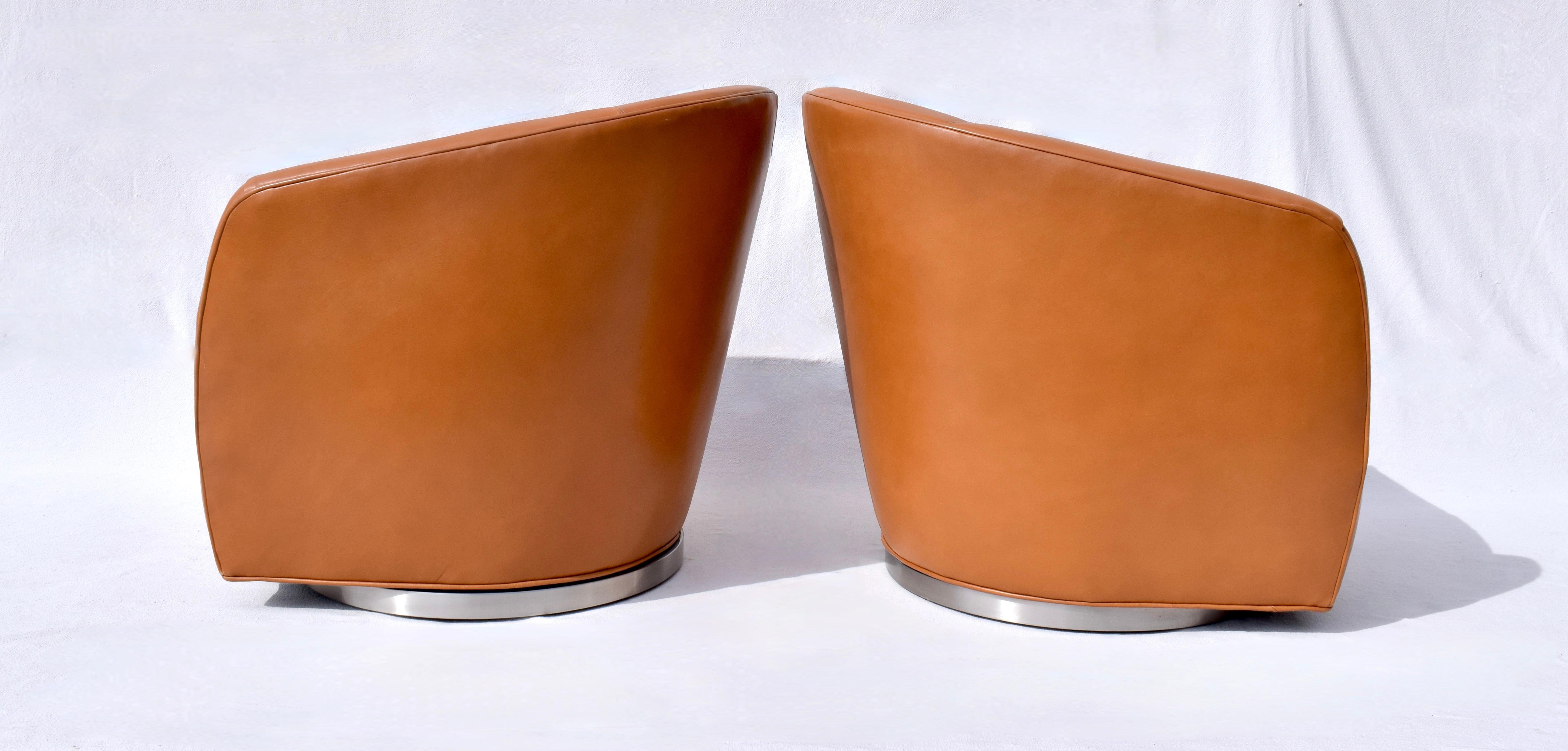 Chaises pivotantes Thayer Coggin en cuir châtaigne Bon état - En vente à Southampton, NJ