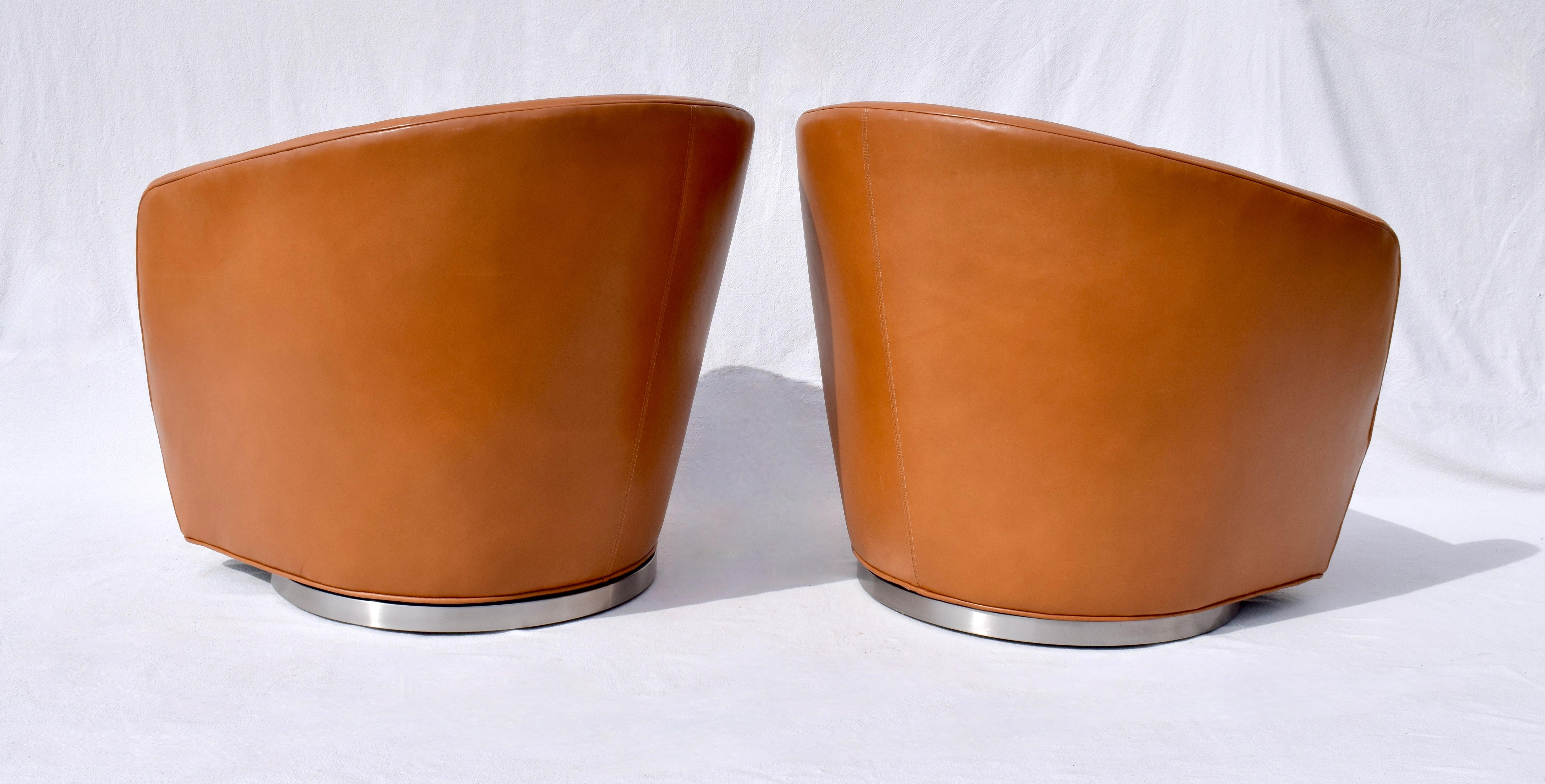 XXIe siècle et contemporain Chaises pivotantes Thayer Coggin en cuir châtaigne en vente