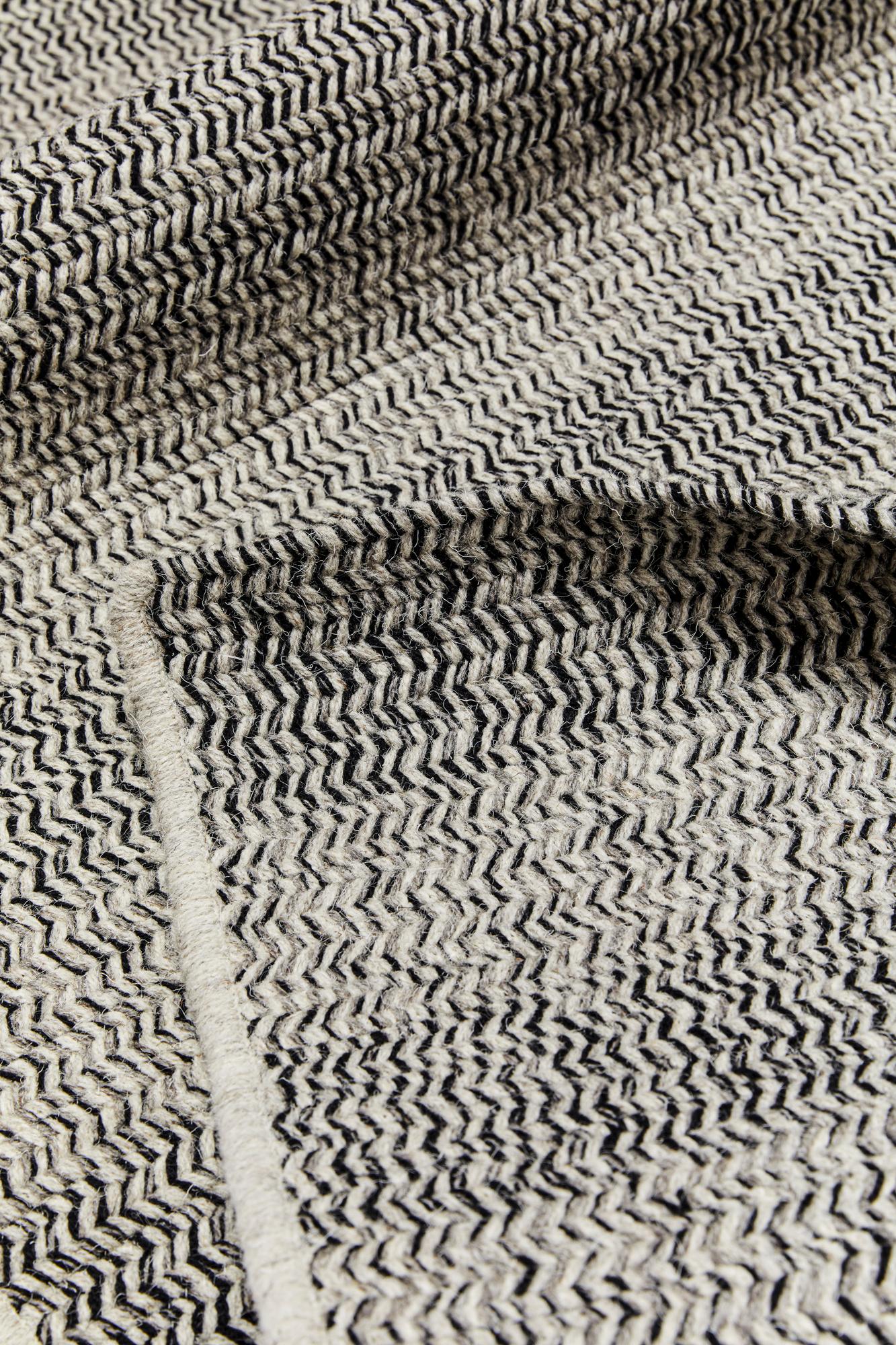 Thayer Design Studio, Flachheitsteppich aus natürlicher Wolle, schwarzer und grauer Mischung (amerikanisch) im Angebot