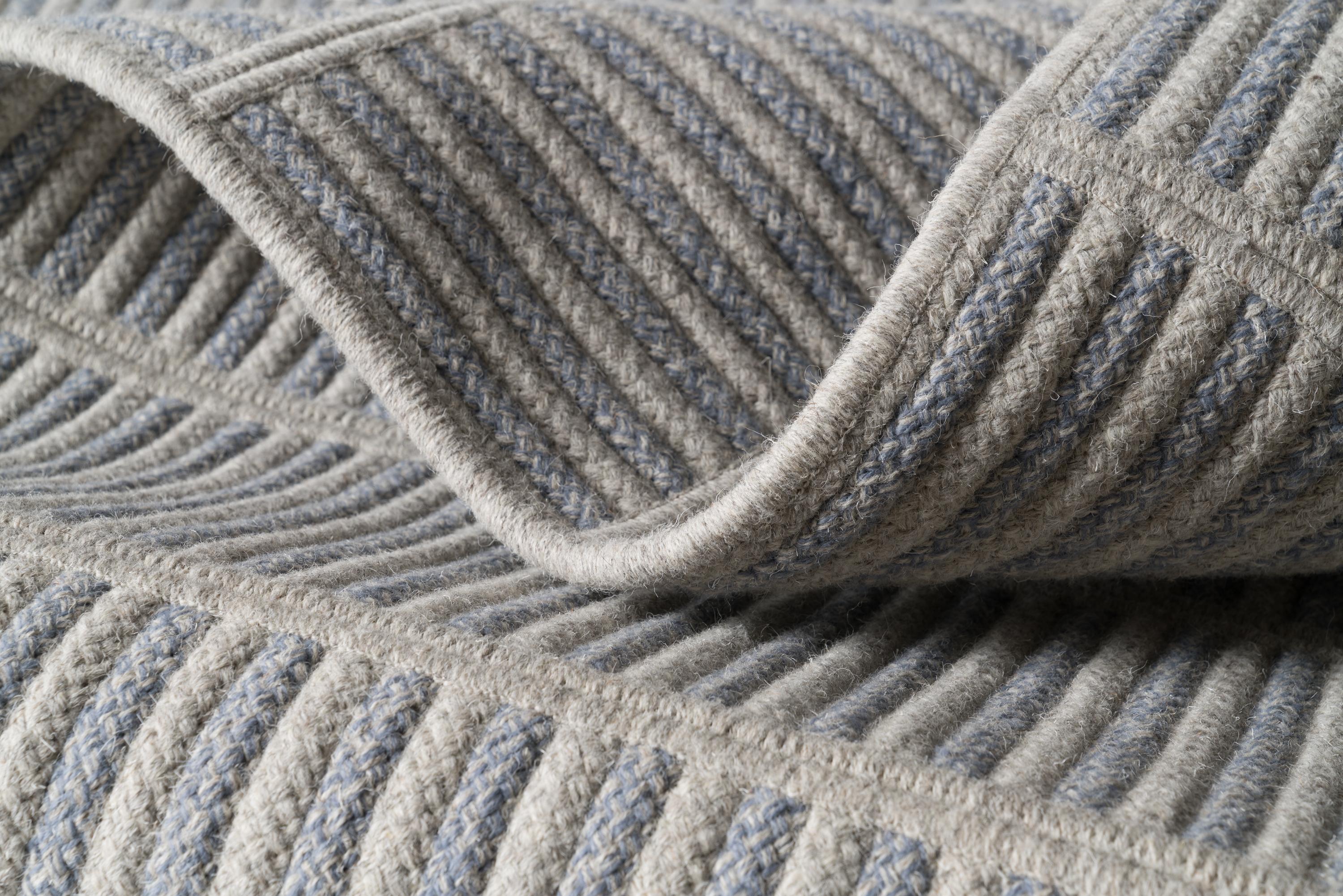 Thayer Design Studio, Stapelteppich aus natürlicher Wolle, Hellgrau und Stahlblau, 6' x 9' (amerikanisch) im Angebot