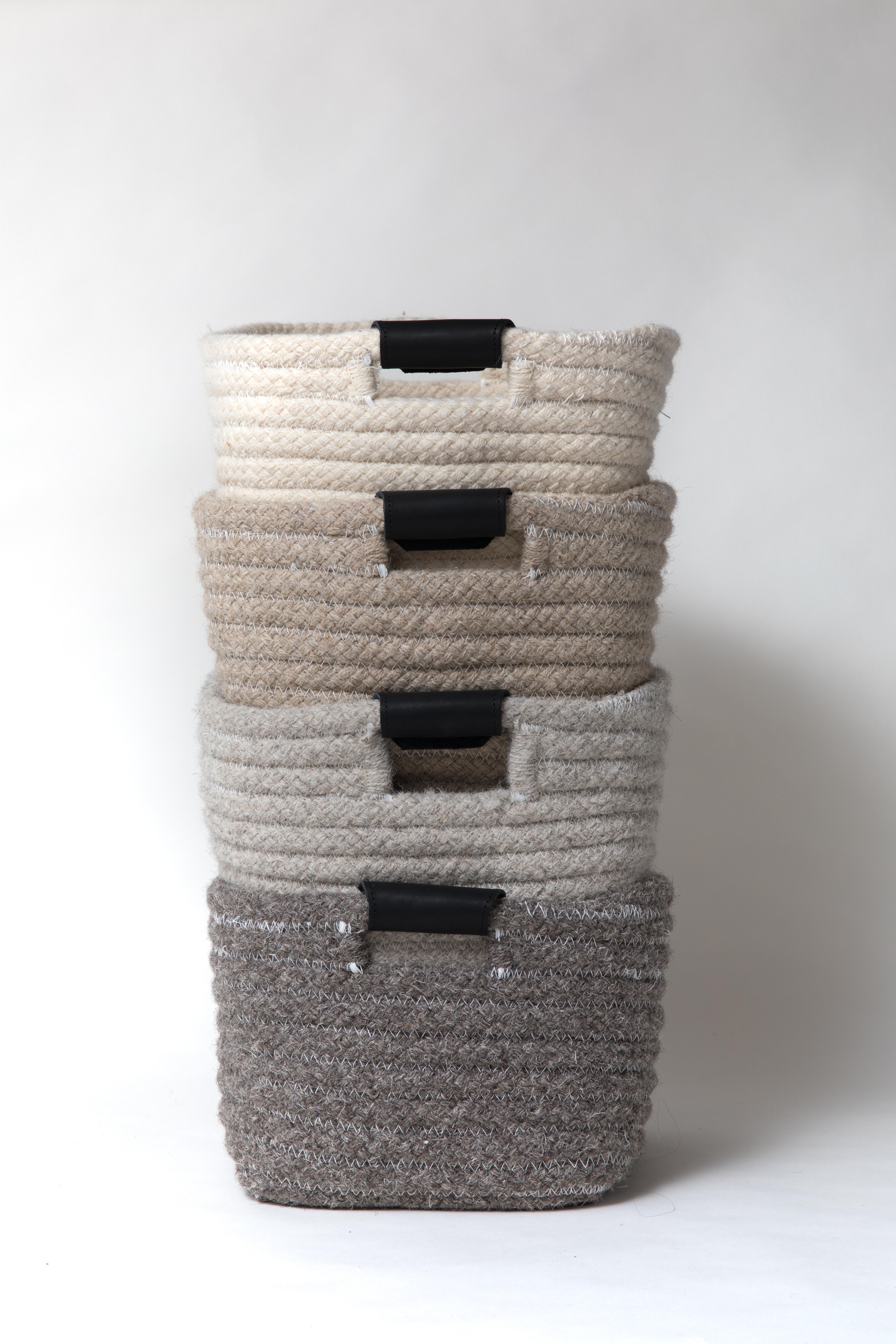 XXIe siècle et contemporain Thayer Design Studio, laine naturelle, gris clair, grand panier tissé  en vente