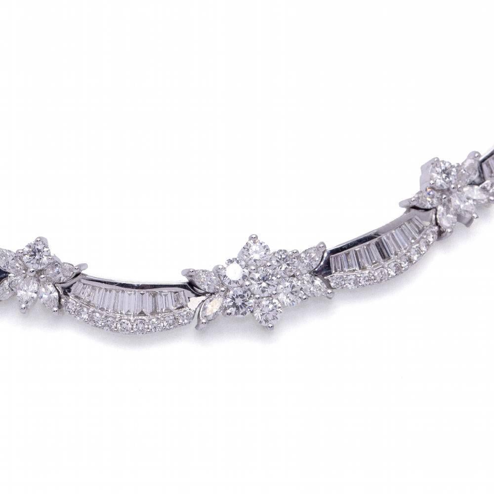 Collana di diamanti da donna: diamanti con taglio Brilliante e Trapezio per un peso totale di circa 7,89 carati di qualità G/VS: oro bianco 18 kt.  Misure: 42 cm di lunghezza  Questo articolo è in perfette condizioni  Rif. D364220LF