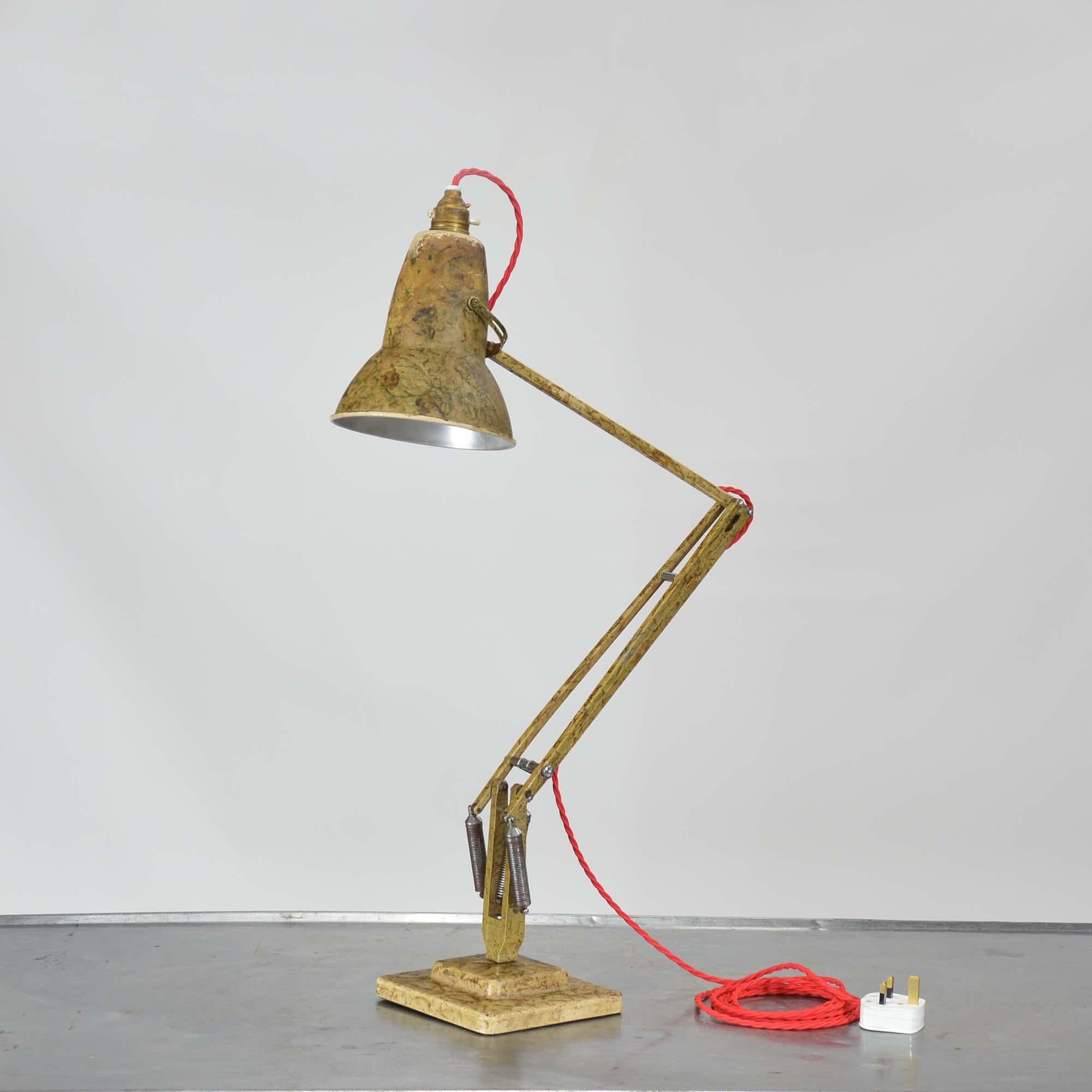 Die Anglepoise-Lampe 1227, von Herbert Terry & Son
Eine klassische britische Schreibtischlampe in Originallackierung mit Chromfedern und einem Sockel aus Gusseisen.  Neu verdrahtet mit rotem verdrilltem Kabel und PAT-geprüft.
Englisch, um 1940

86cm