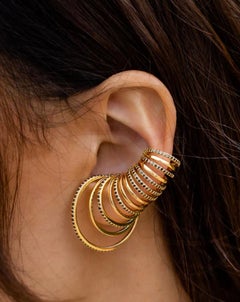 La manchette d'oreille multi-boucles en or jaune 18K par Fern Freeman