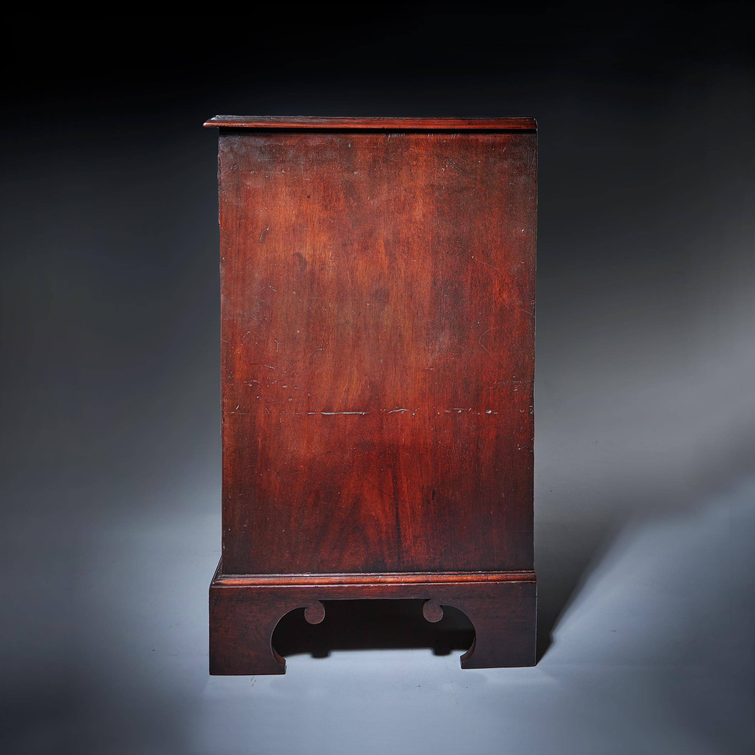 18th Century George III Mahogany Bachelors Chest by Philip Bell, London For Sale 5