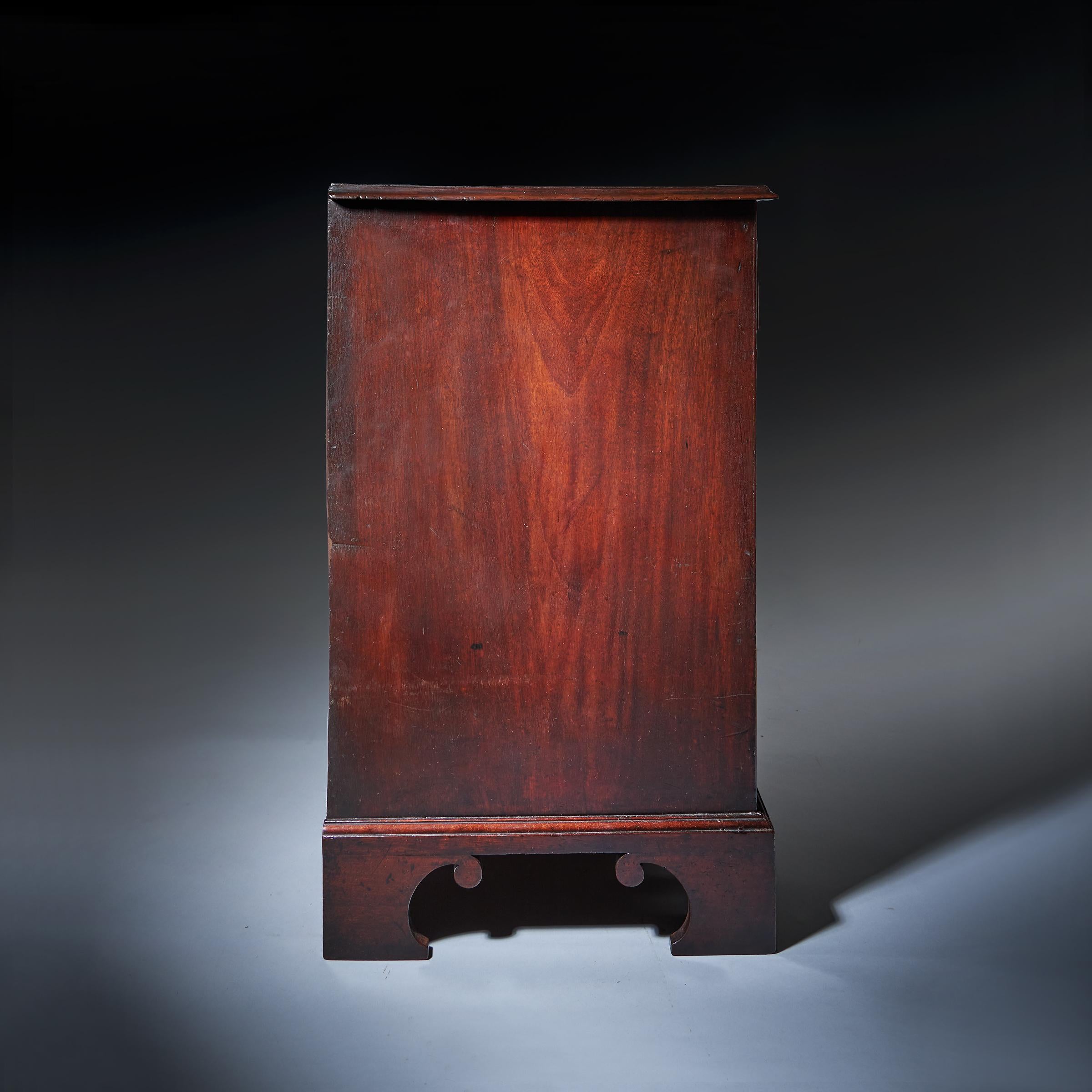 18th Century George III Mahogany Bachelors Chest by Philip Bell, London For Sale 7
