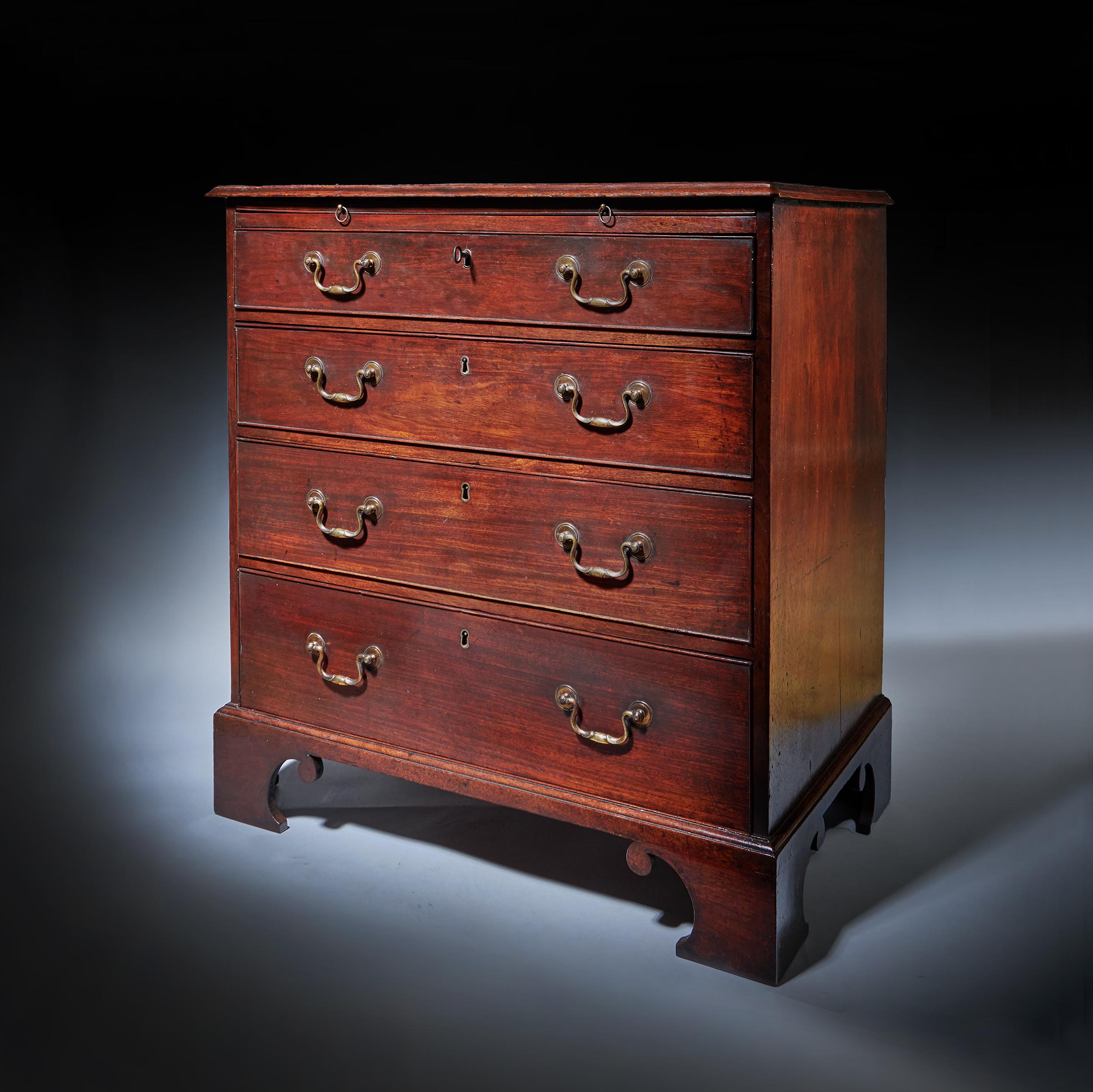 18th Century George III Mahogany Bachelors Chest by Philip Bell, London In Good Condition For Sale In Oxfordshire, United Kingdom