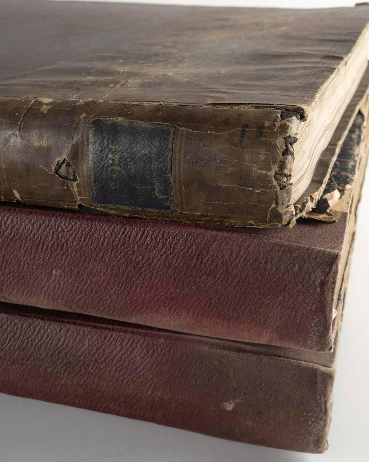 3 volumes reliés contenant les éditions 1917, 1918 et 1921 du journal L'Illustration.

Ensemble de 3 volumes du journal L'Illustration, couvrant les années 1917, 1918 et 1921, La Grande Guerre.

H : 21 cm, L : 40 cm, P : 32 cm
Veuillez nous