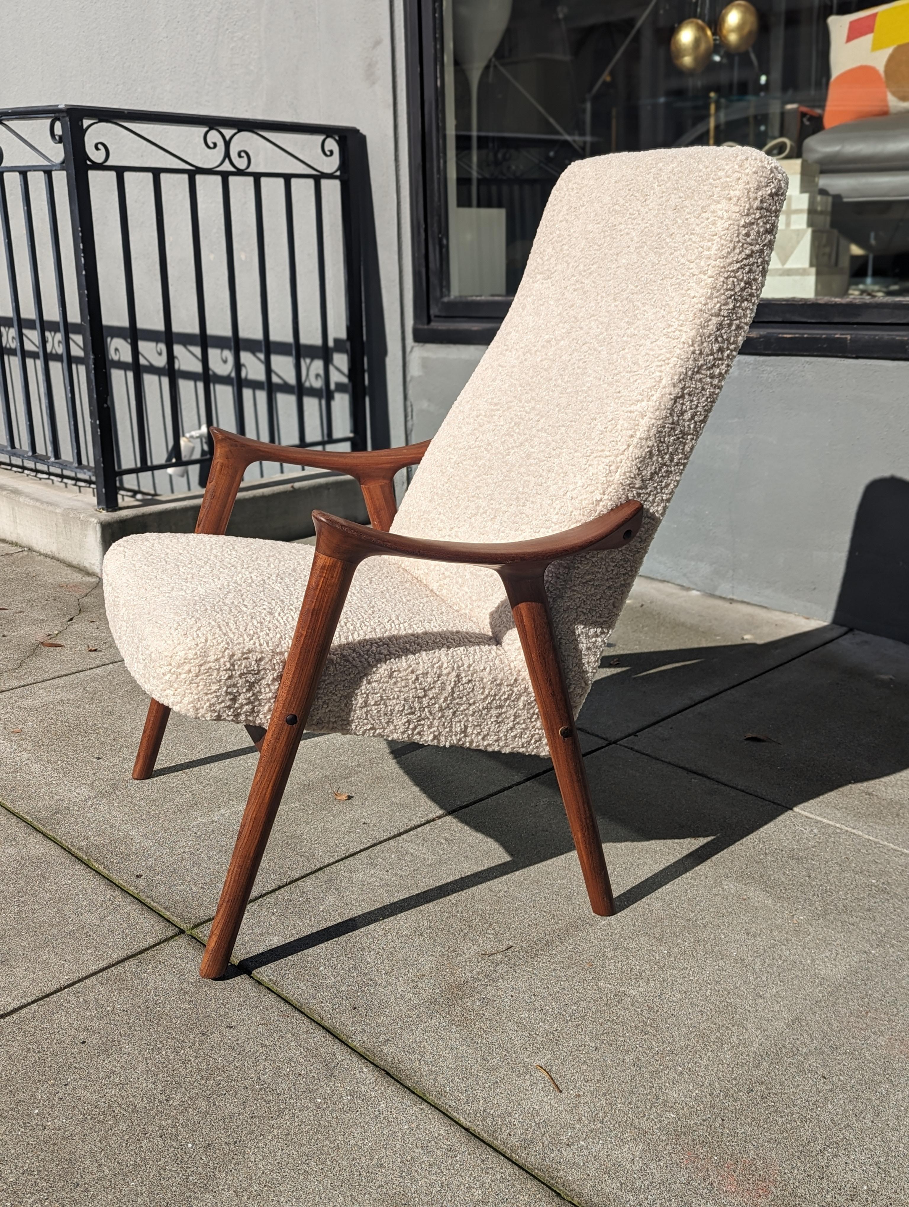 Oubliez les canapés rigides et les chaises à l'emporte-pièce ! Cette chaise longue Up&Up des années 1970 est une invitation à se lover et à adopter l'emblématique scoop, le style scandinave. Imaginez le grain gorgé de soleil des accoudoirs en teck