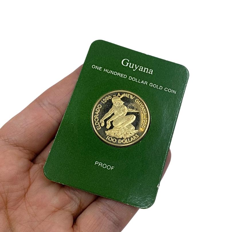 Cette rare pièce d'or de cent dollars de 1976 a été émise par la Banque de Guyane pour commémorer le dixième anniversaire de l'indépendance de la nation. Frappée par la Franklin Mint en édition limitée, elle occupe une place unique dans l'histoire