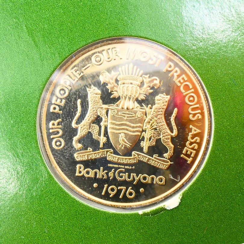 La pièce d'or commémorative de cent dollars de 1976 Unisexe en vente