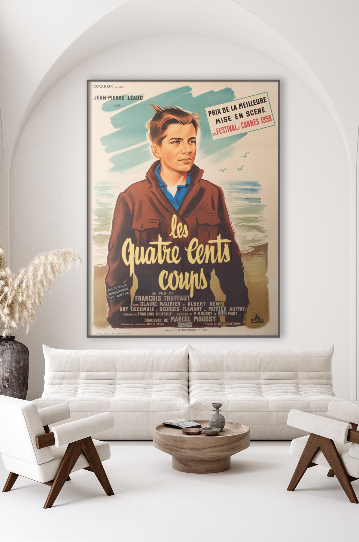 Nos encanta el diseño de Boris Grinsson que aparece en este cartel original del primer año del estreno en el país de origen del clásico seminal de la Nouvelle Vague de François Truffaut Les Quatre Cents Coups (Los 400 golpes). Un hermoso póster para