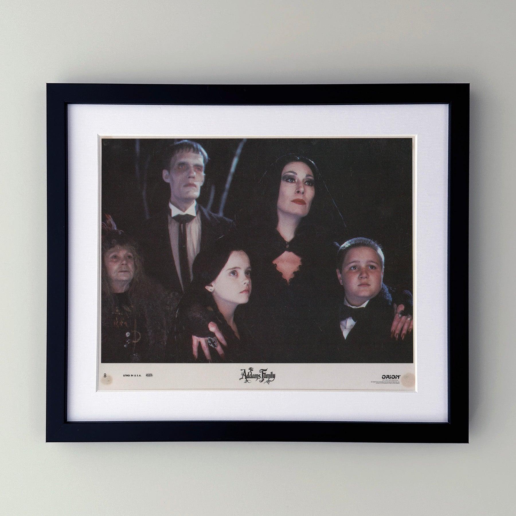 Tarjeta de vestíbulo original de 8x10 pulgadas para La familia Addams (1991) protagonizada por Anjelica Huston, Raul Julia y Christopher Lloyd.

Los fotogramas publicitarios (película/producción) se crearon para ayudar a los estudios a promocionar