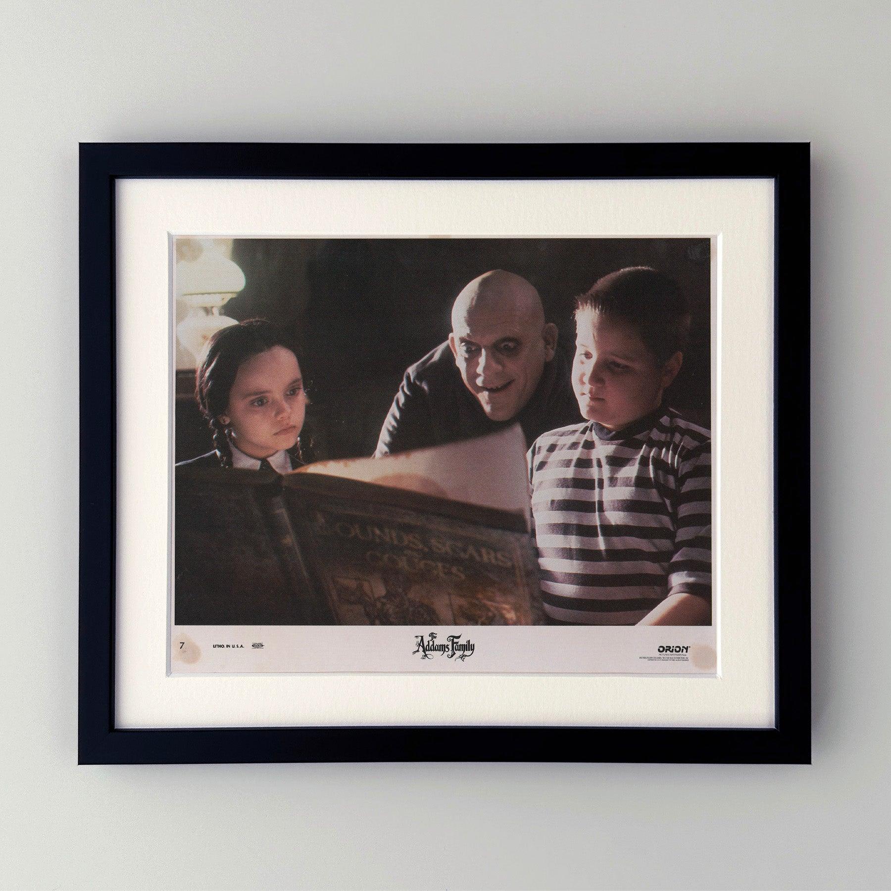 Original 8x10 Zoll Lobby-Karte für The Addams Family (1991) mit Anjelica Huston, Raul Julia und Christopher Lloyd in den Hauptrollen.

Werbefotos (Film/Produktion) wurden erstellt, um die Studios bei der Werbung für ihre neuen Filme zu unterstützen.