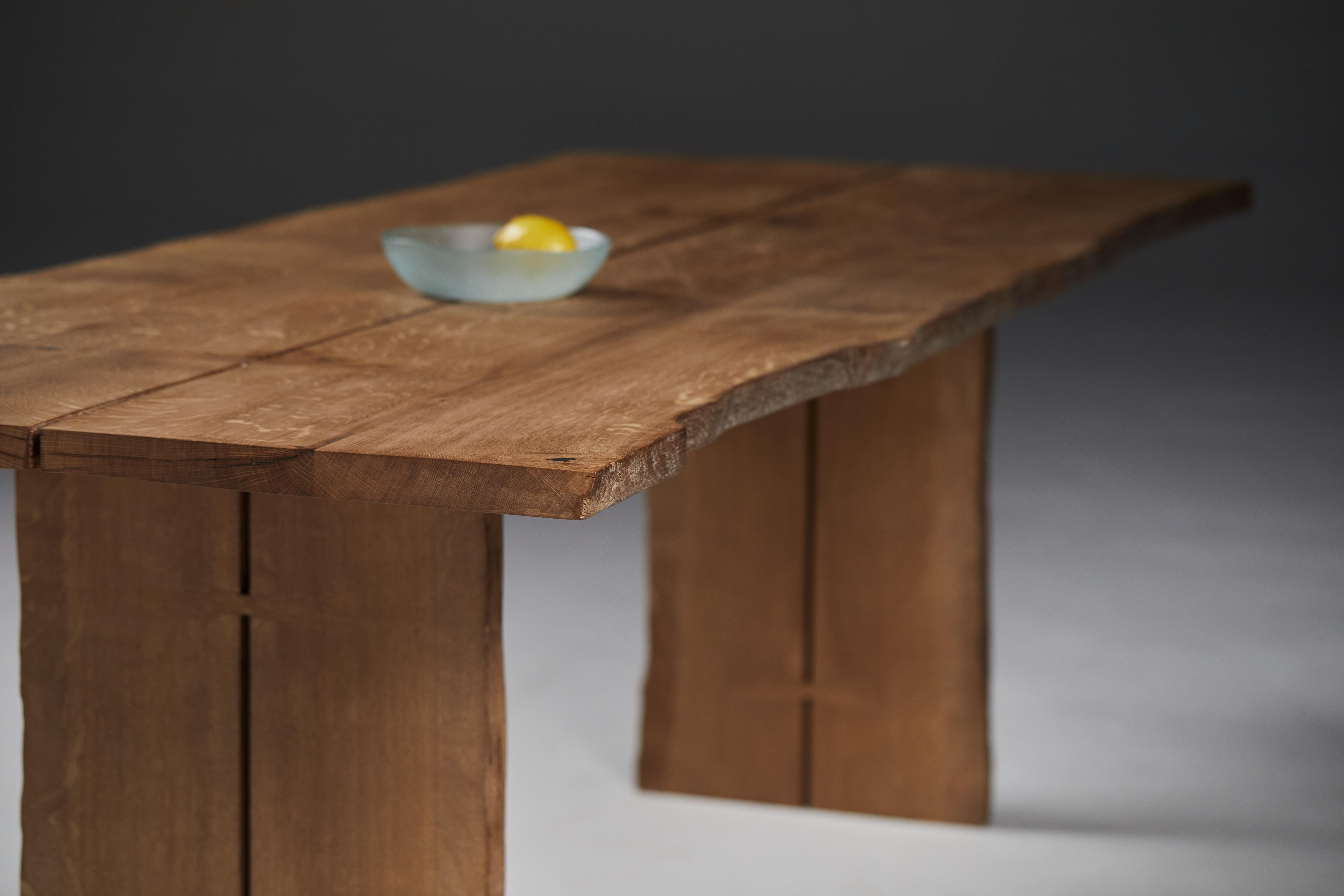 Britannique The 'Additions' table avec live-edge English Oak. Par Jonathan Field. en vente