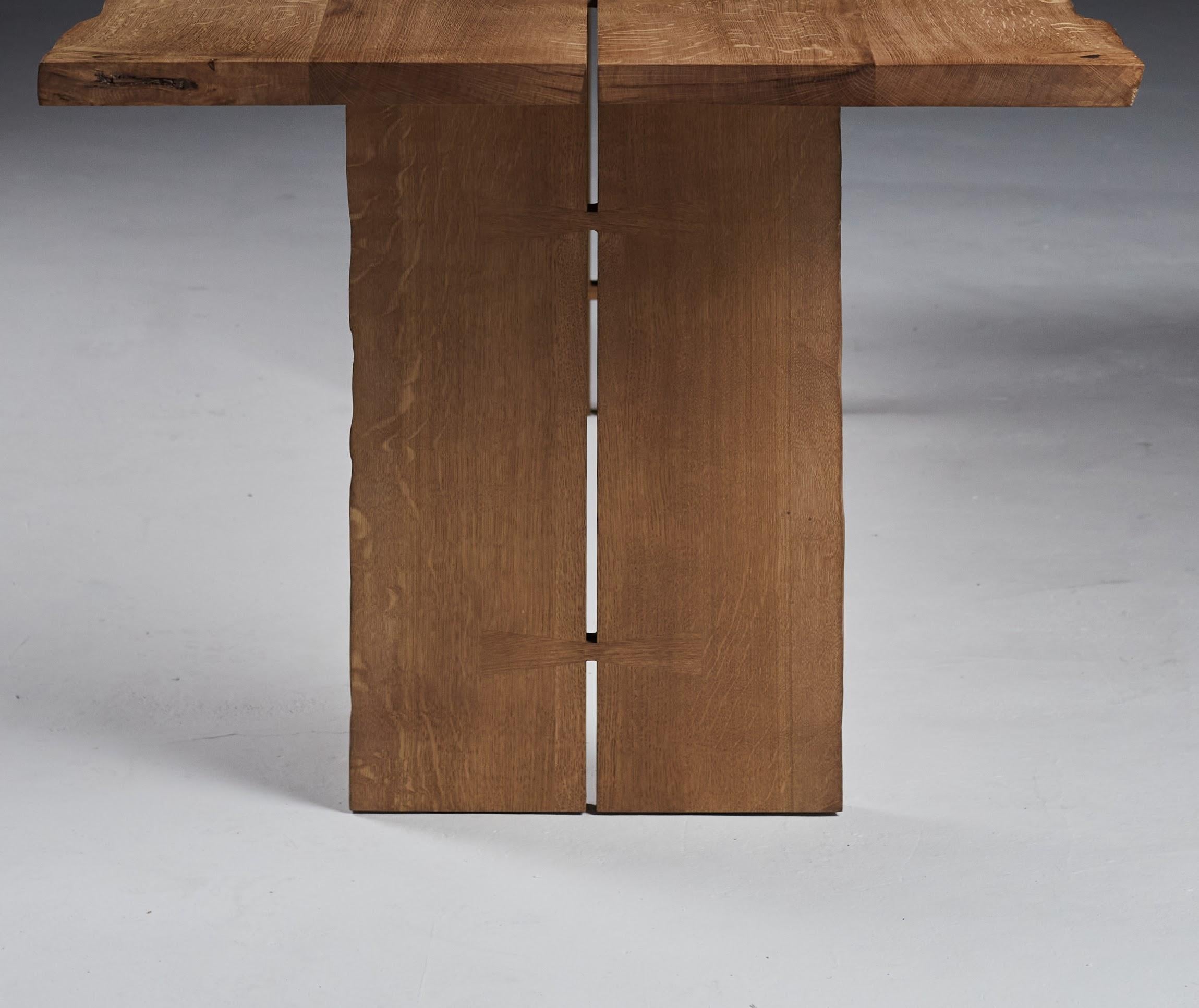 Chêne The 'Additions' table avec live-edge English Oak. Par Jonathan Field. en vente