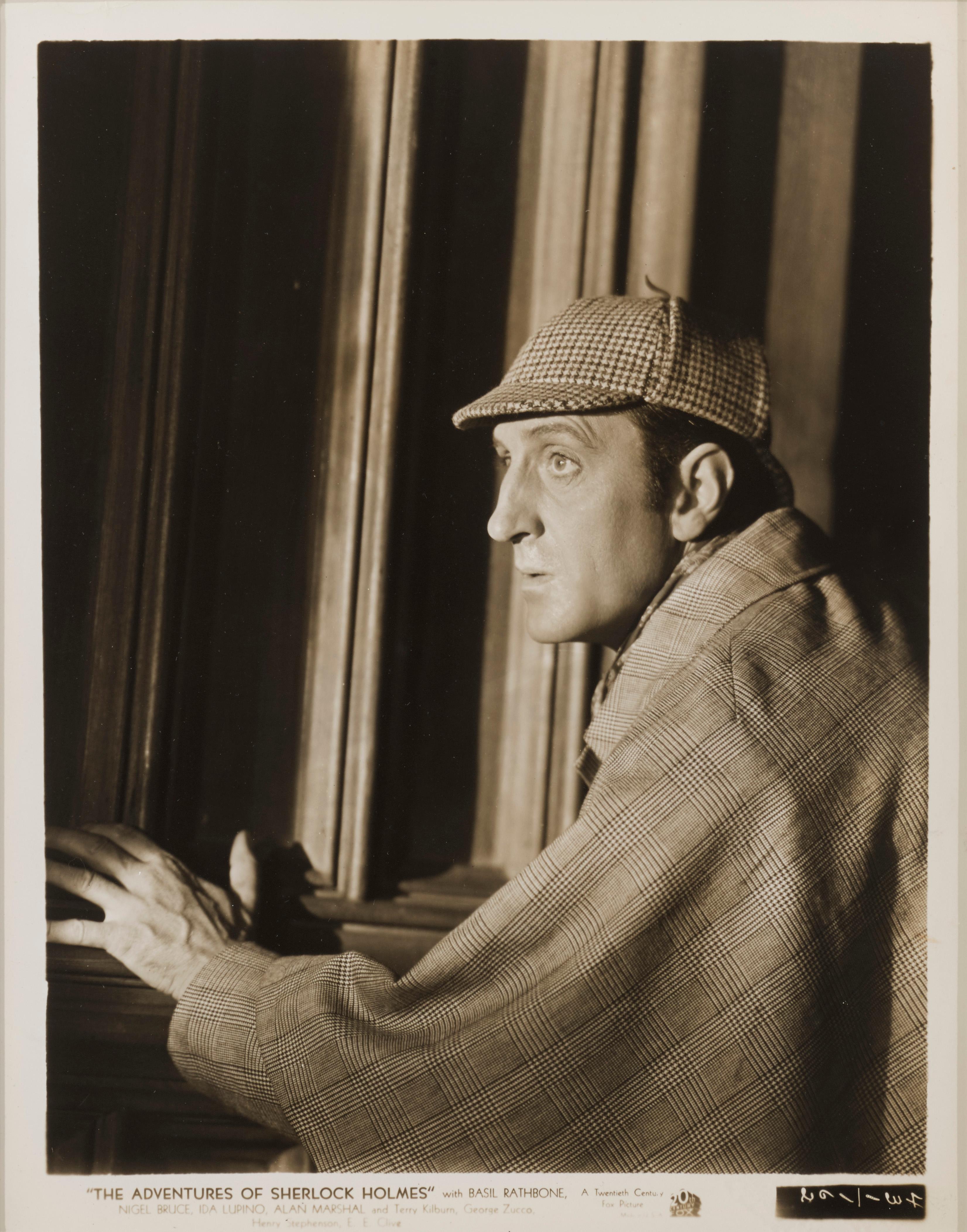 Fotograma original estadounidense en blanco y negro de la película de 1938 Las aventuras de Sherlock Holmes. Esta película fue protagonizada por Basil Rathbone , Nigel Bruce e Ida Lupino y dirigida por Alfred L Werker.
 
En la parte posterior del