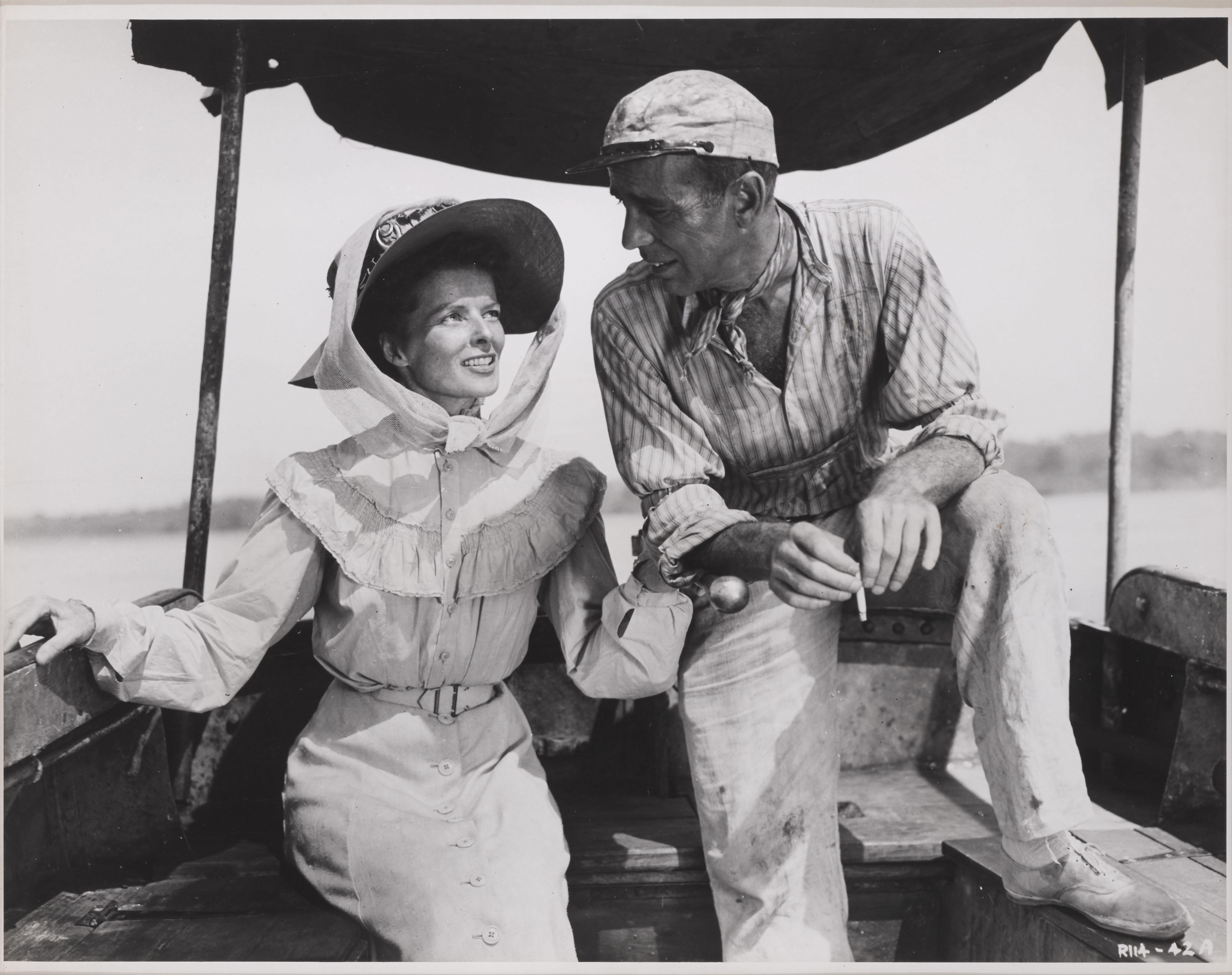Fotografia di studio originale americana di grandi dimensioni con doppio peso per il film The African Queen del 1951. Questa è una delle migliori immagini che mostrano Humphrey Bogart e Katherine Hepburn seduti sulla African Queen. Questo film è
