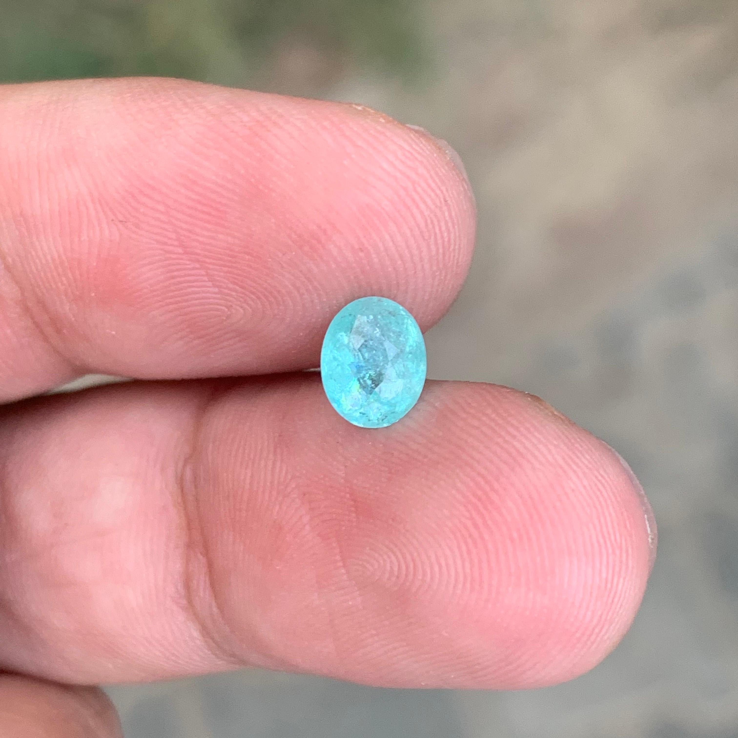 Gemma di forma ovale di tormalina Paraiba sciolta naturale certificata AIG da 0,98 carati in vendita 4