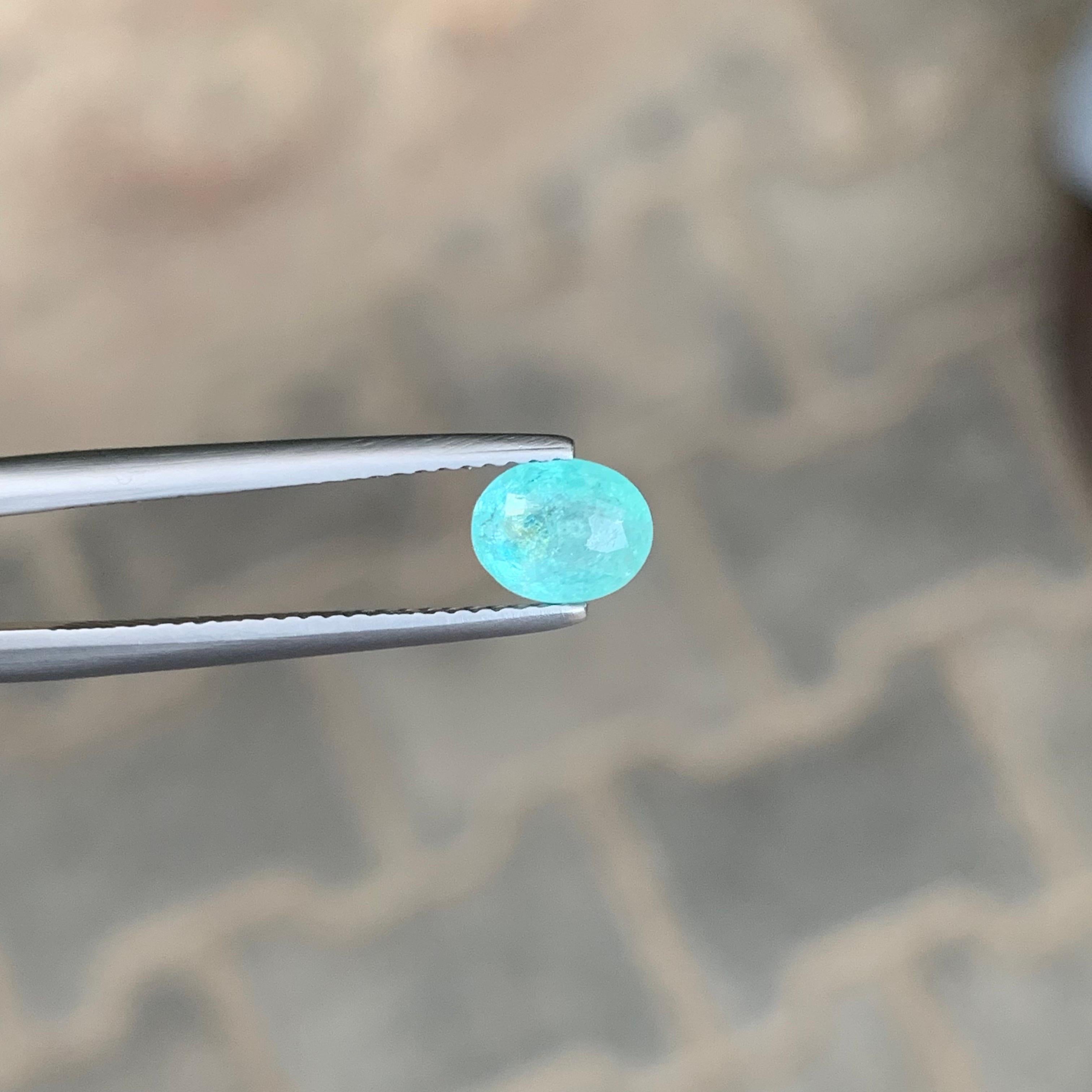 Taglio ovale Gemma di forma ovale di tormalina Paraiba sciolta naturale certificata AIG da 0,98 carati in vendita