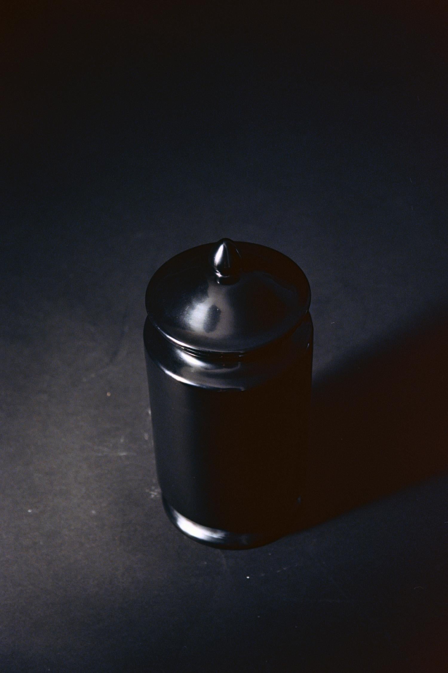 La jarre Albarello de Coseincorso
Dimensions : Ø 16 x H 37 cm : Ø 16 x H 37 cm.
MATERIAL : Céramique avec glaçure sans plomb.
 
L'Albarello s'inspire des jarres médicinales utilisées pour contenir les onguents et les médicaments secs des