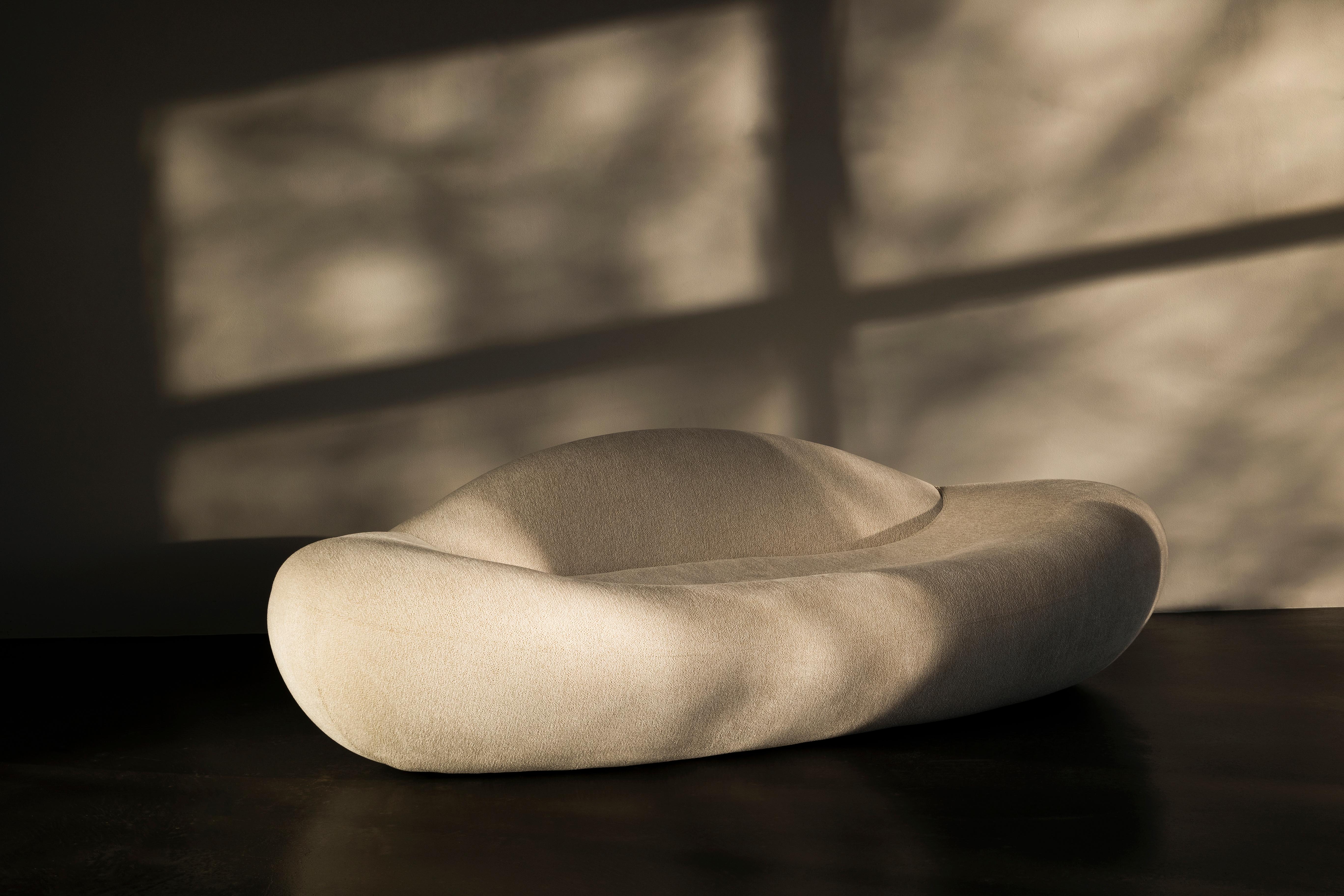 Entworfen von Joana Teixeira

Das von der Designerin Joana Teixeira entworfene Sofa Alice definiert das Konzept von Ruhe und Freizeit neu. Die ergonomische, wolkenartige Form bricht mit traditionellen Formen und ist so konzipiert, dass sie den