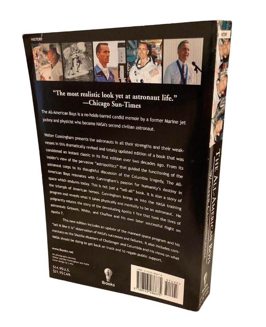 Cunningham, Walter. Les All-American Boys. New York : ibooks, Inc., 2004. Première édition de poche mise à jour. Octavo. Couverture souple. Signé par Walter Cunningham sur la page de titre complète. 

Il s'agit de la première édition de poche de