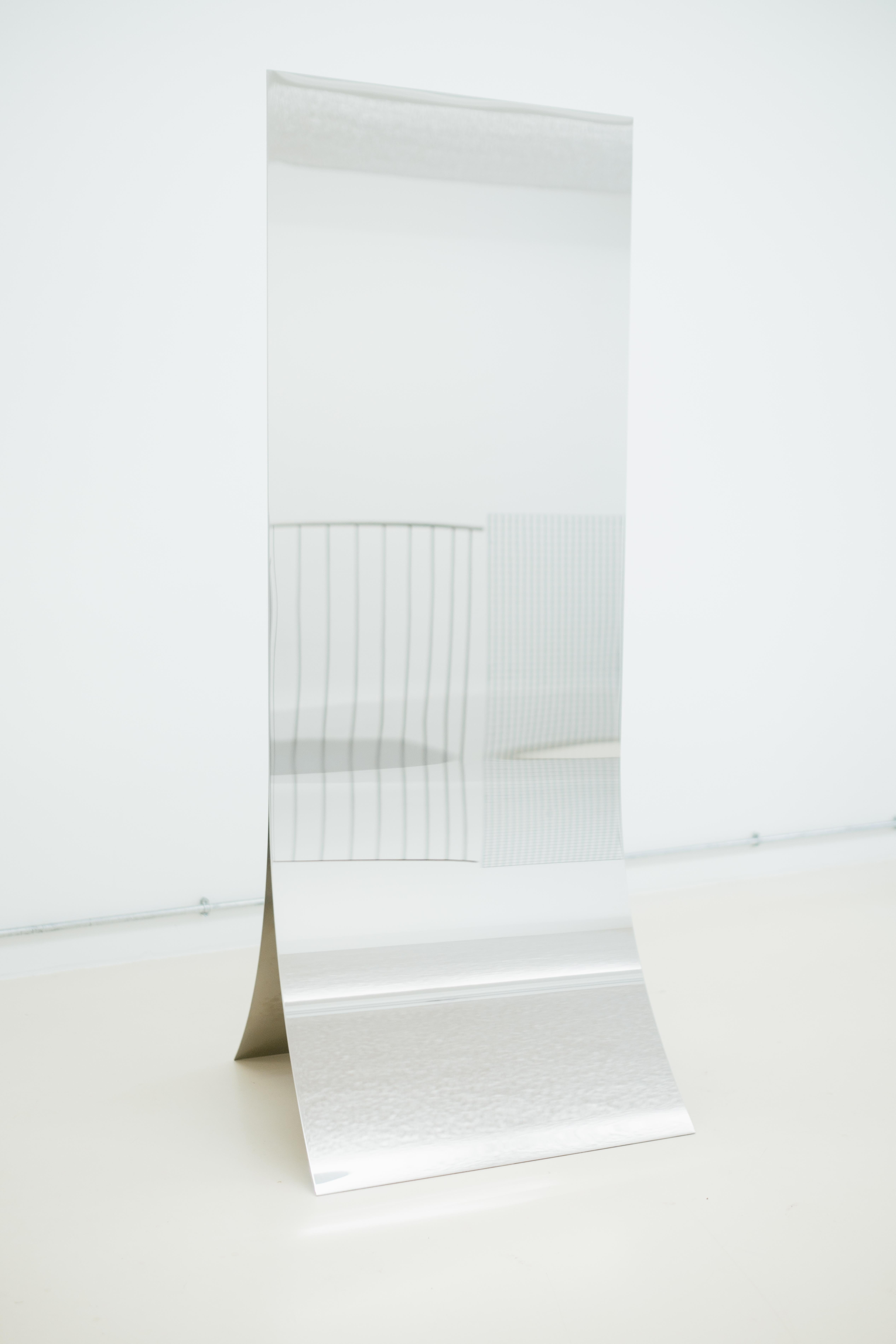 TODO U ESPEJO XL
Todo gira en torno a U.
La colección ALL U nació del tema de la autorreflexión. Desarrollado a partir del material aluminio y sus cualidades reflectantes inherentes, Jord exploró cómo hacer este reflejo más realista y
veraz. Los
