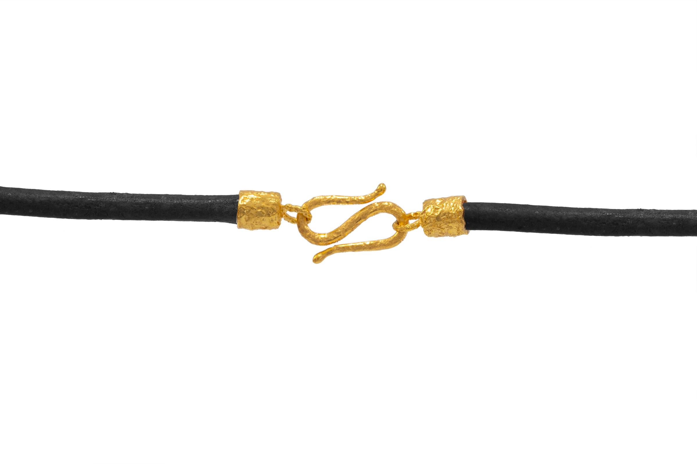 Die Allegra-Halskette aus Leder und 22-karätigem Gold in Schwarz, von Tagili (Rundschliff) im Angebot