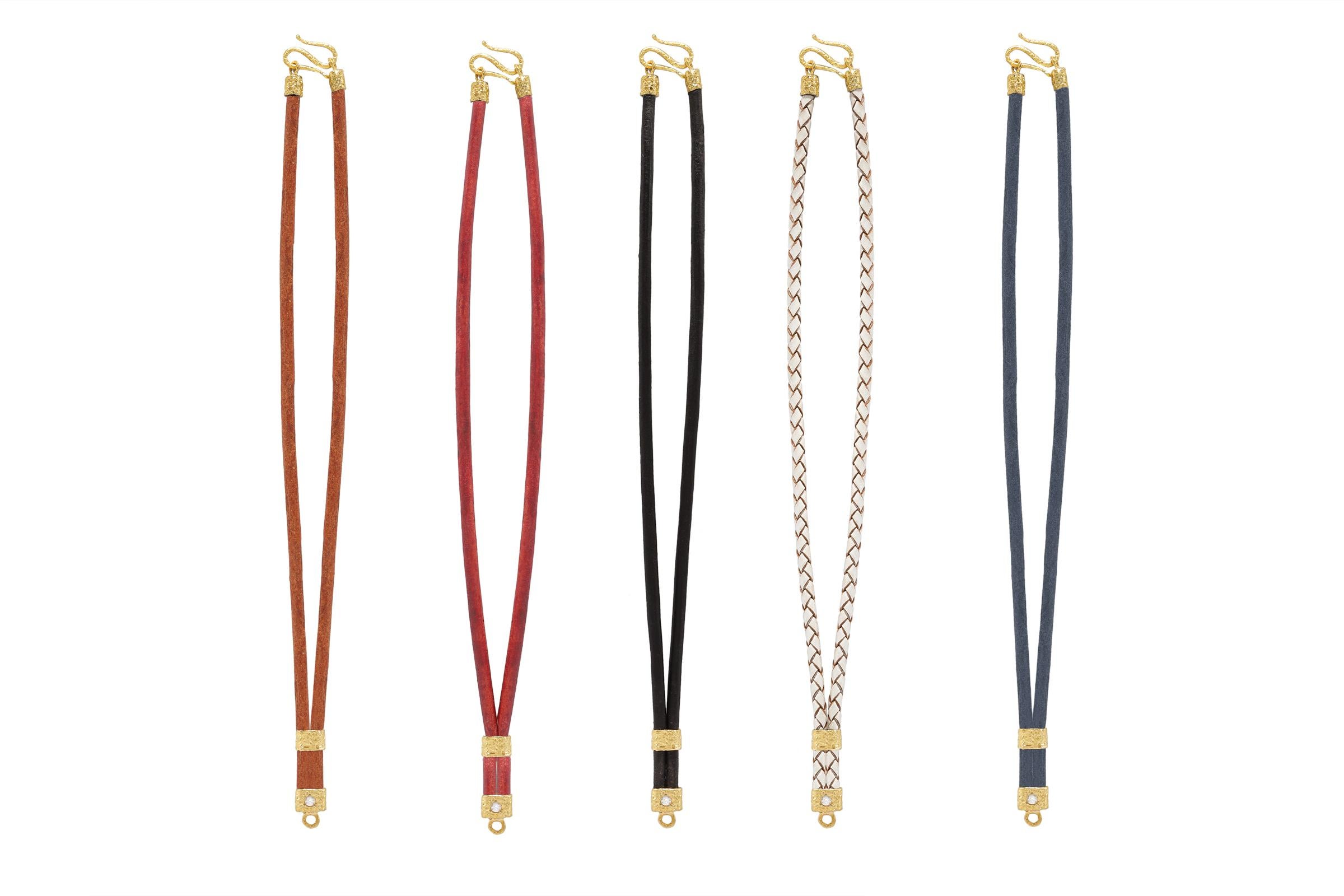 Die Allegra-Halskette aus Leder und 22-karätigem Gold in Schwarz, von Tagili im Zustand „Neu“ im Angebot in New York, NY