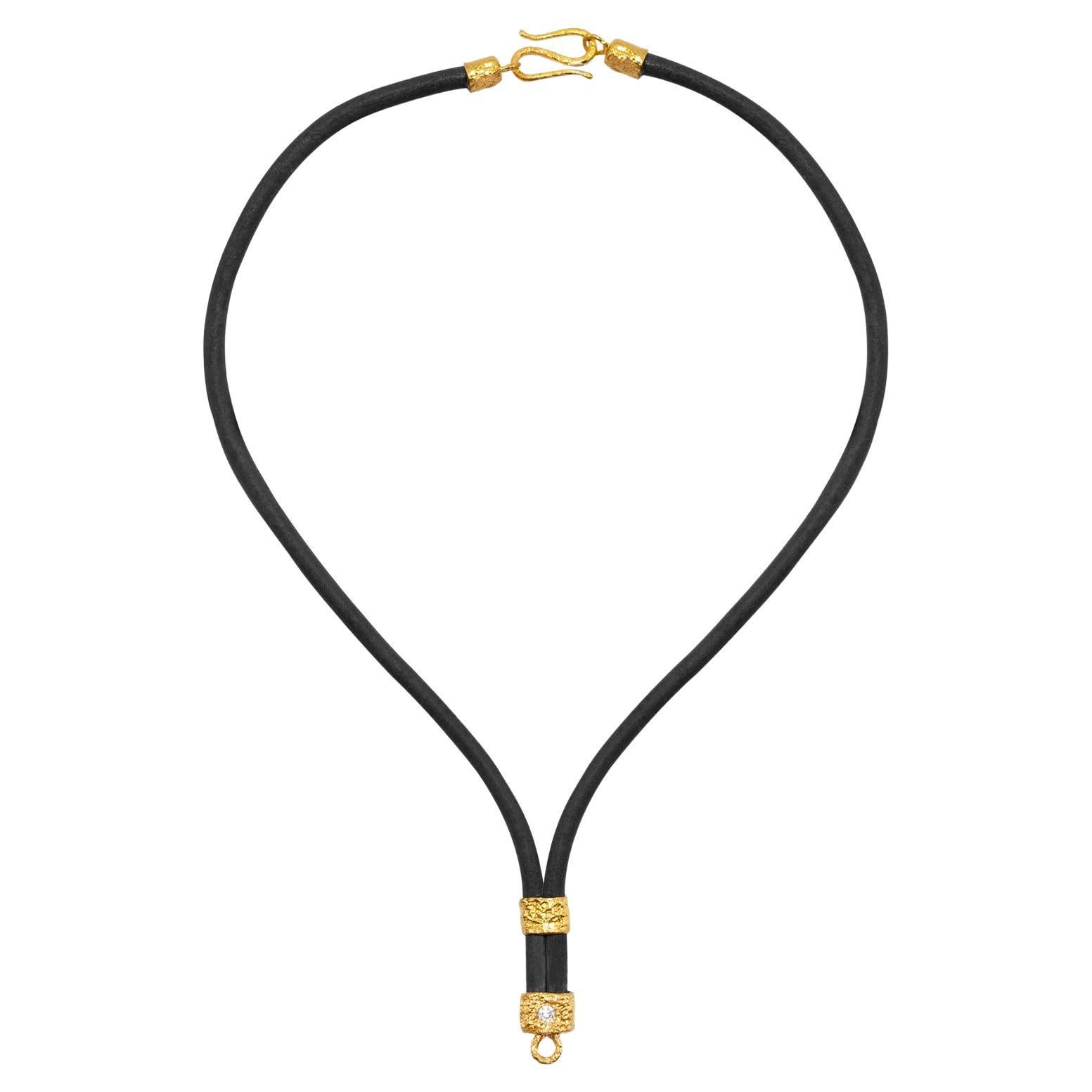 Die Allegra-Halskette aus Leder und 22-karätigem Gold in Schwarz, von Tagili im Angebot