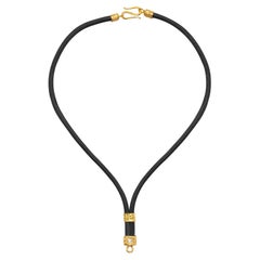 Le collier Allegra en cuir et or 22 carats en noir, par Tagili