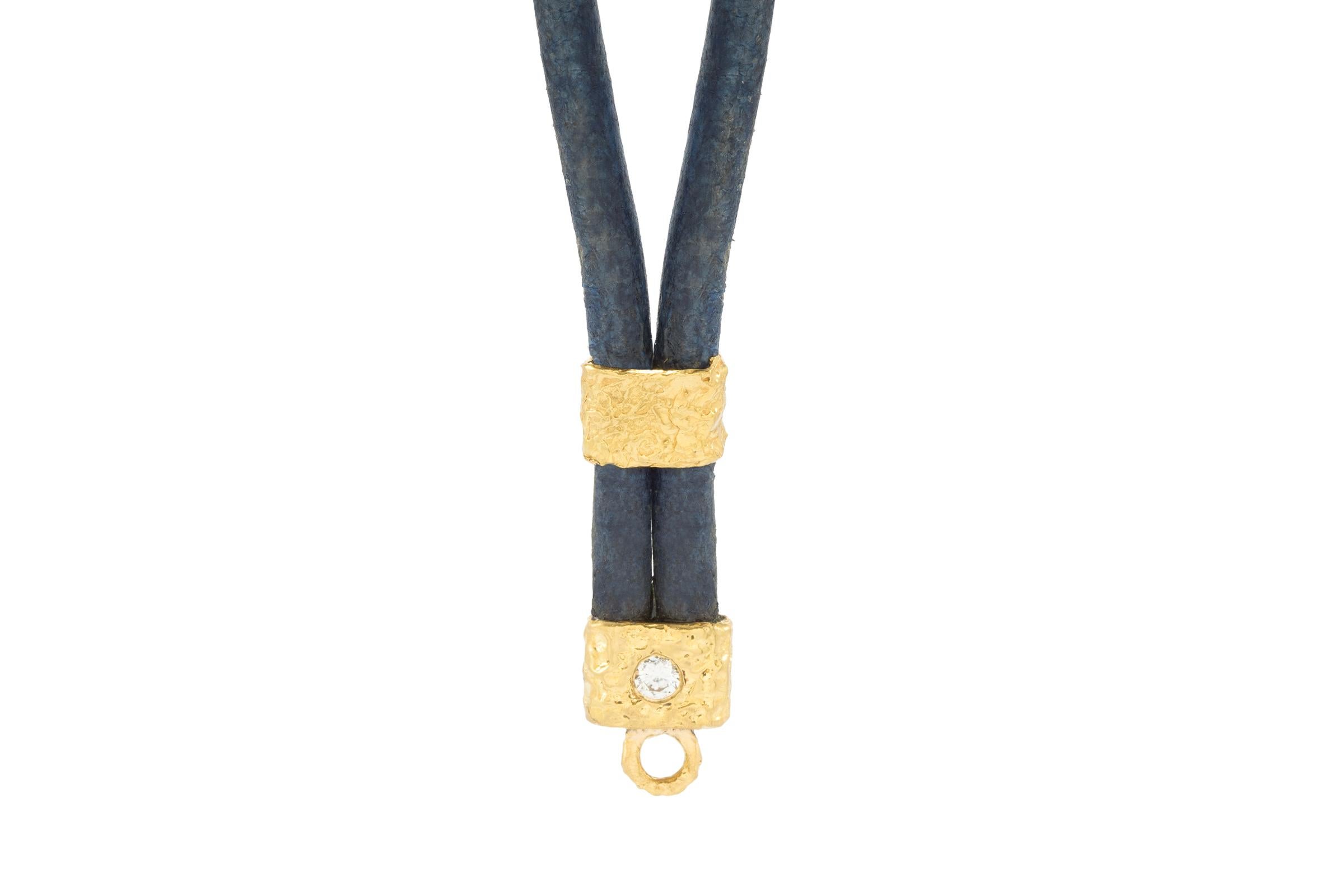 Die Allegra-Halskette aus Leder und 22 Karat Gold in Blau, von Tagilij (Kunsthandwerker*in) im Angebot