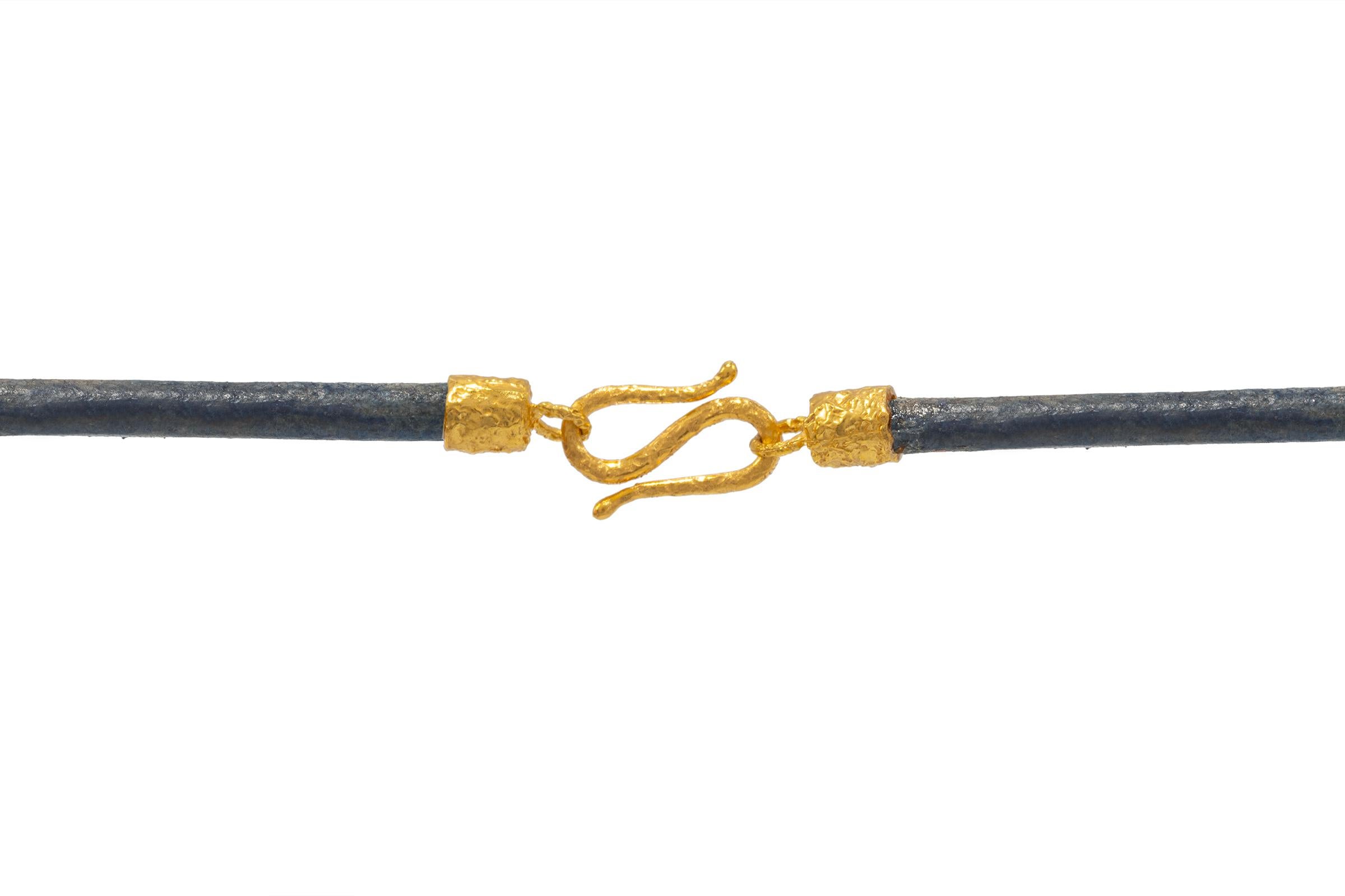 Die Allegra-Halskette aus Leder und 22 Karat Gold in Blau, von Tagilij (Rundschliff) im Angebot